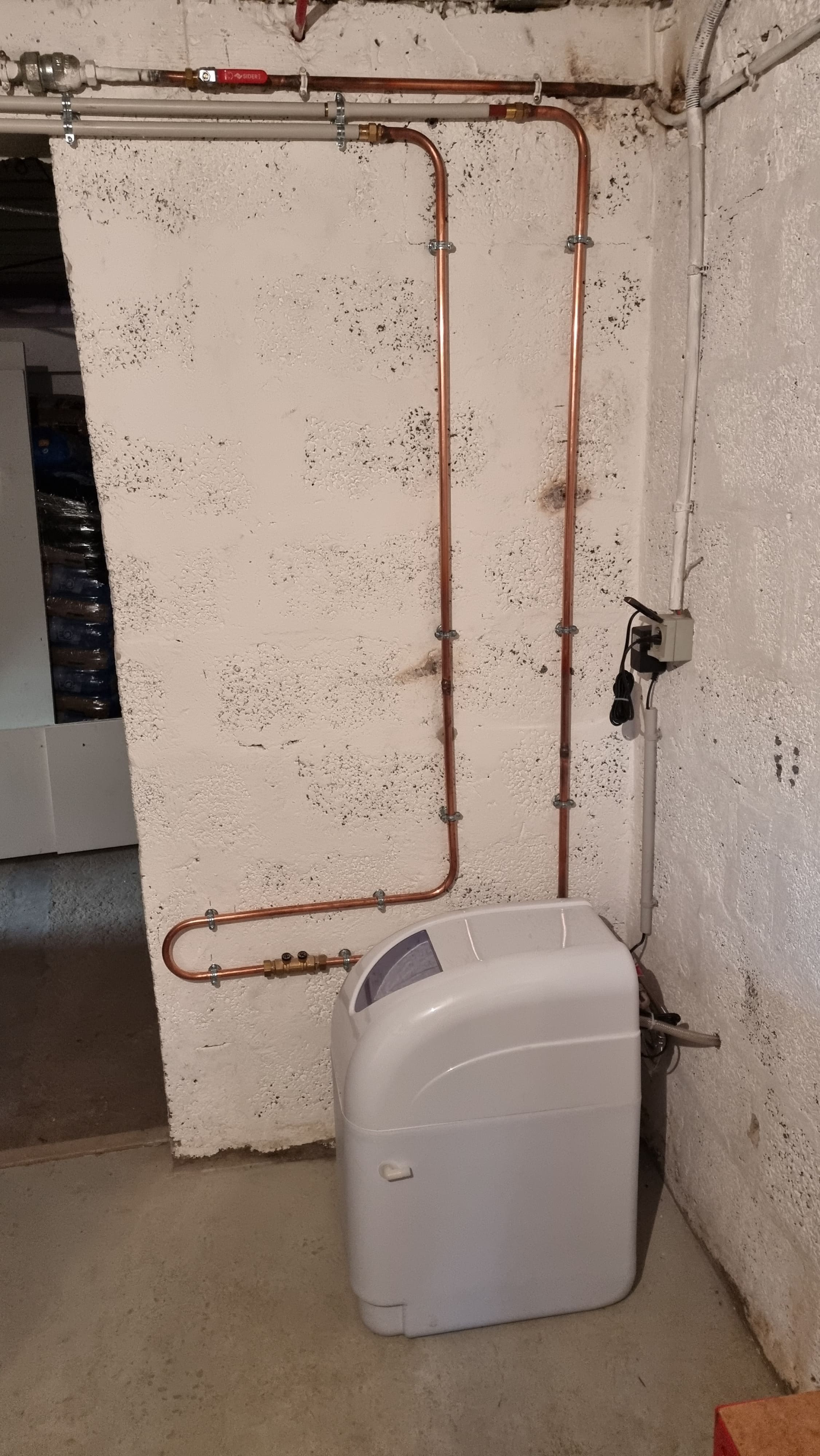 L'eau est relativement calcaire de notre région. Installation d'un adoucisseur au sous-sol et d'un purificateur d'eau sous l'évier de la cuisine.
FJP Plomberie
FJP Plomberie Evrecy
Evrecy, Verson, fontaine étoupefour, Gavrus, Esquay notre dame, Villers bocage, Mondeville, Carpiquet, Cheux, Mouen, Breteville sur odon, Breteville sur laize, Breteville l'orgueilleuse, Fontenay le pesnel, Tilly sur seulle, Sainte honorine du fay, Baron sur odon, Tourville sur odon, Caen, Venoix.
Modification de l'arrivée d'eau principale, mise en place d'un bypass avec des vannes d'arrêts et installation réalisée en cuivre et du per.
FJP Plomberie
FJP Plomberie Evrecy
Evrecy, Verson, fontaine étoupefour, Gavrus, Esquay notre dame, Villers bocage, Mondeville, Carpiquet, Cheux, Mouen, Breteville sur odon, Breteville sur laize, Breteville l'orgueilleuse, Fontenay le pesnel, Tilly sur seulle, Sainte honorine du fay, Baron sur odon, Tourville sur odon, Caen, Venoix, Plombier Feuguerolles bully.