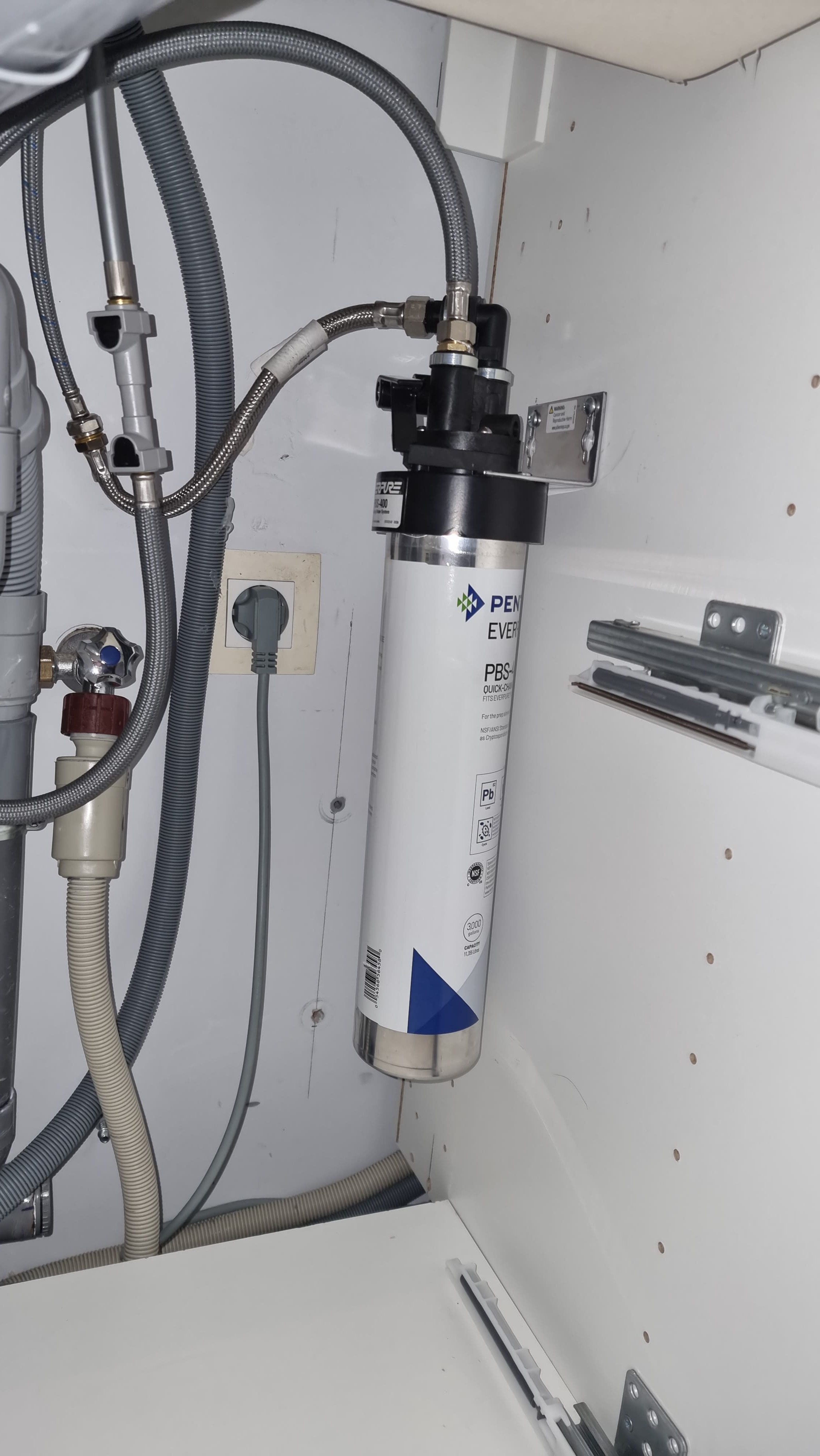 Pose d'un purificateur d'eau sous l'évier de la cuisine. Ce purificateur a pour but de supprimer le gout de l'eau.
Plombier Bretteville sur odon.
