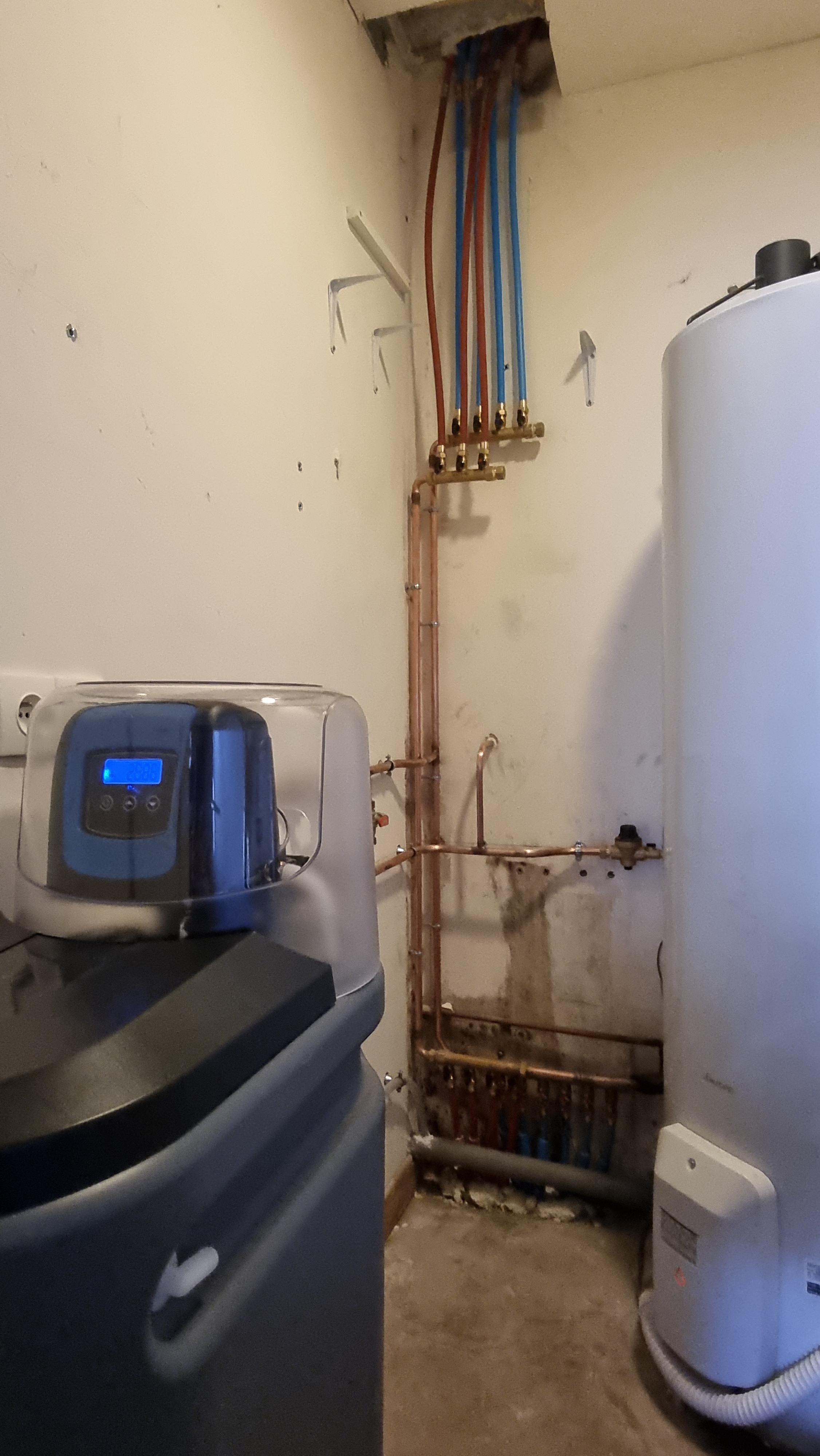 L'eau est relativement calcaire dans notre région (Cavados). Installation d'un adoucisseur au sous-sol. Modifications des arrivées d'eaux avec la mise en place de collecteurs ou de nourices.
Plombier fontenay le pesnel.
Plombier Carpiquet.