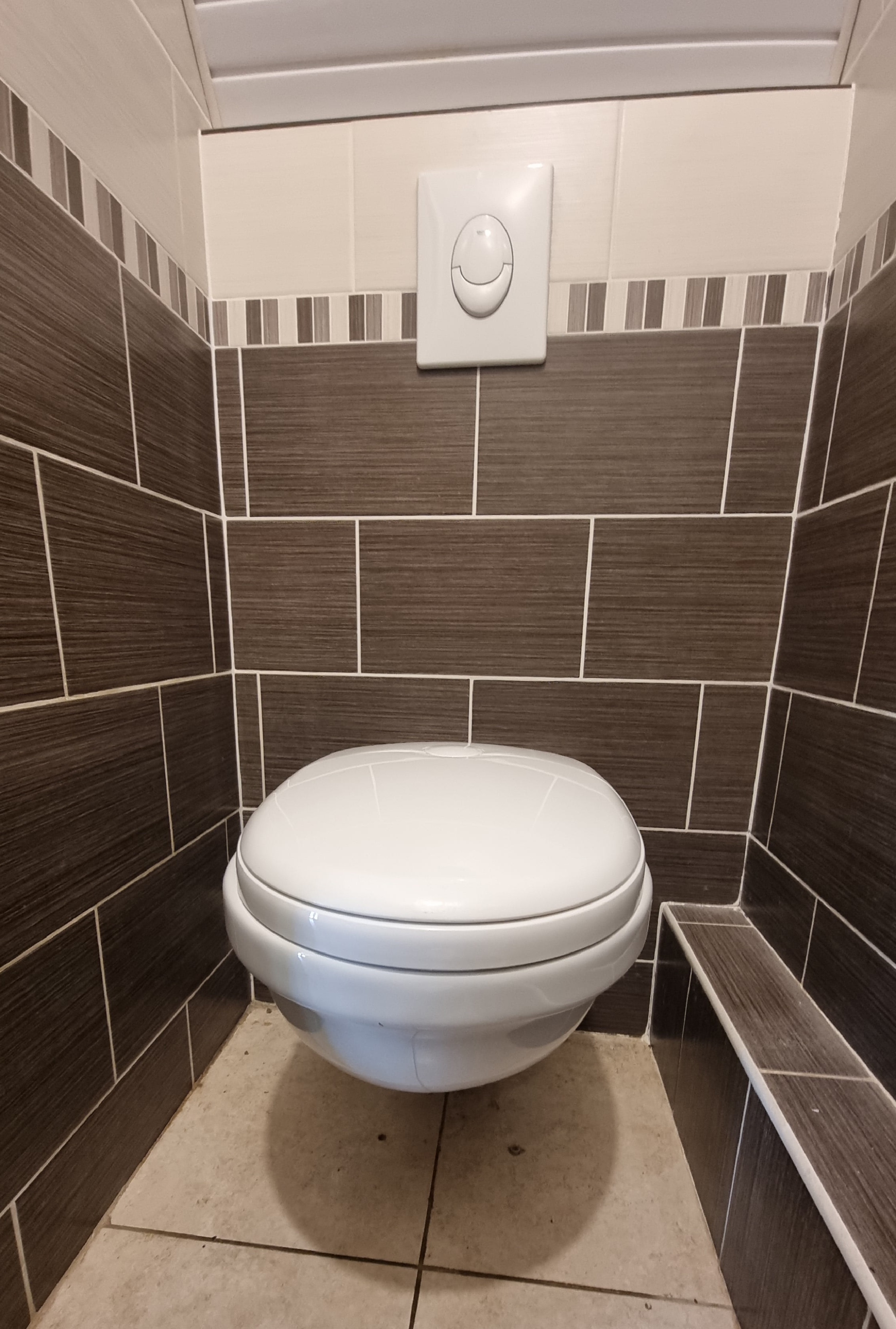 Rénovation de wc à poser ou wc suspendu. 
Pose carrelage, faïence et joints. 
Plombier Gavrus.