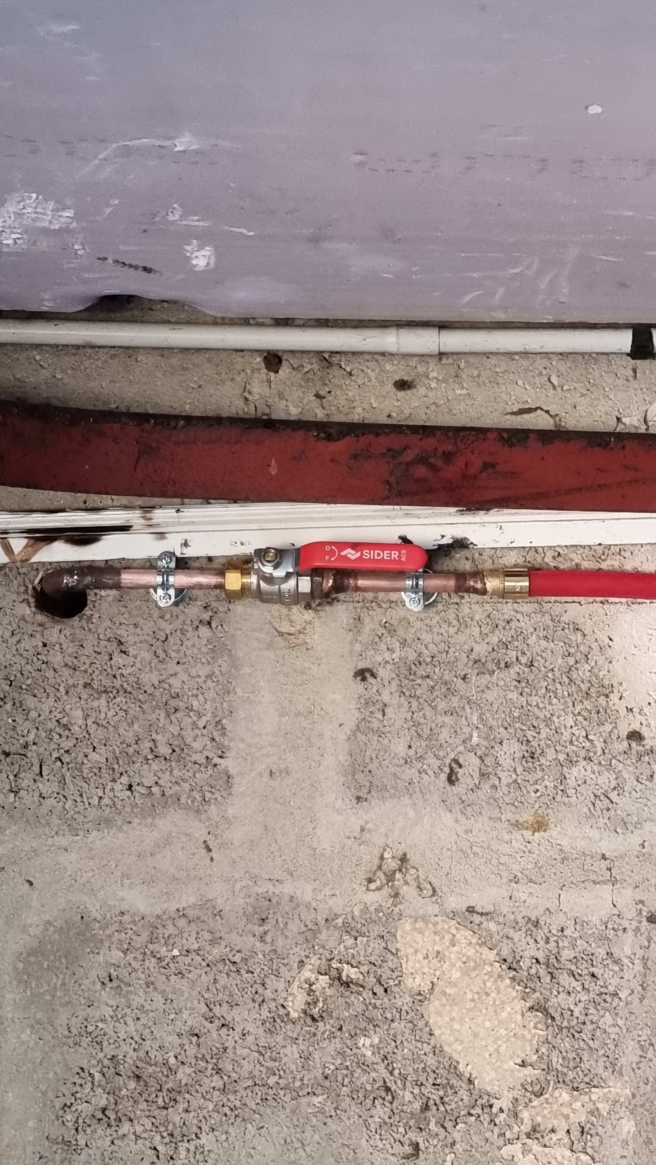 Pose d'un tube en cuivre et une vanne d'arrêt au sous-sol pour éviter de fissurer le tube avec les variations de température entre l'été et l'hiver.
Plombier Mondeville.