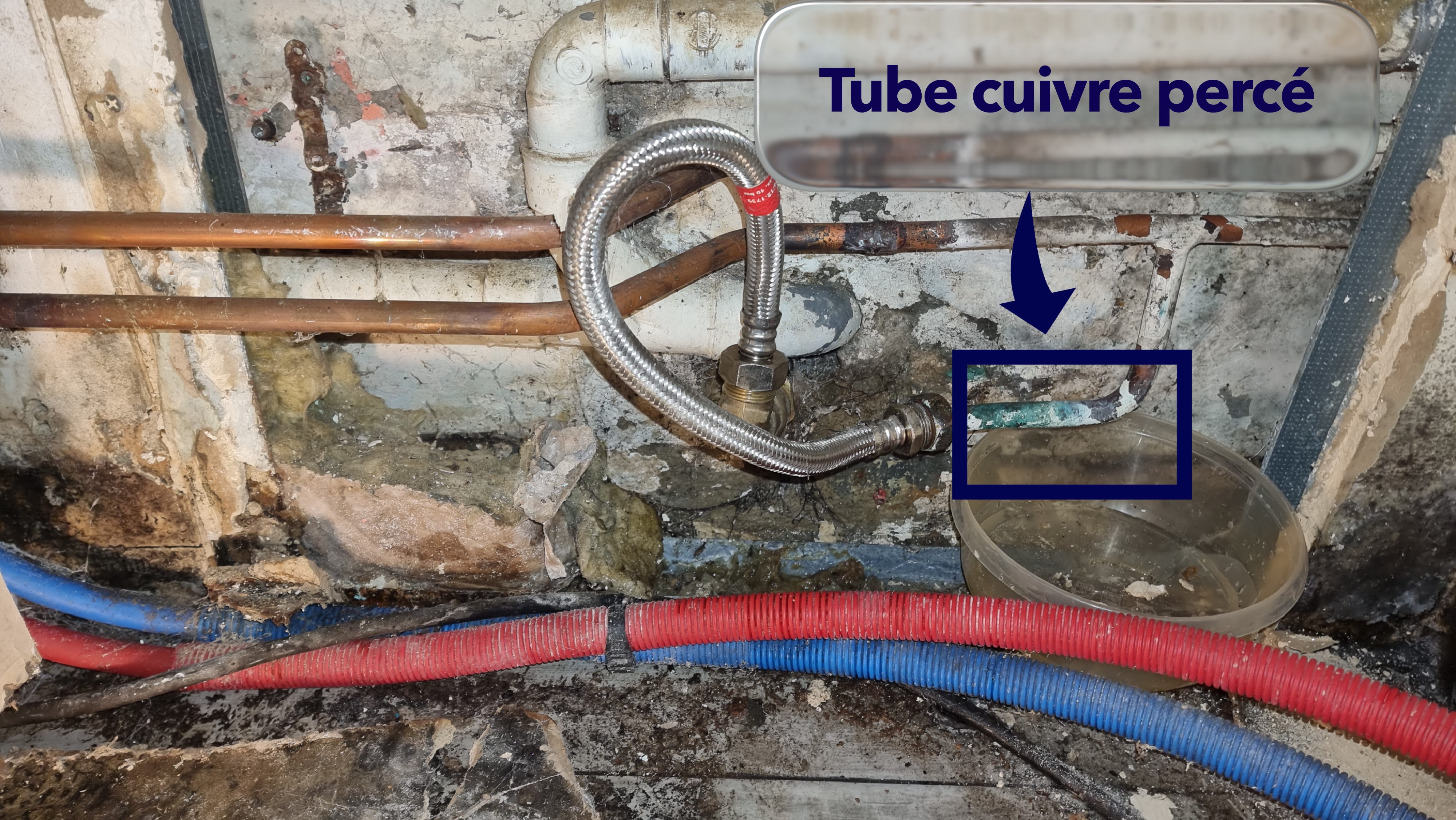 Dégât des eaux. Fuite importante au niveau de la cuisine derrière les meubles. 
Constat, c'est le tube en cuivre qui était fissuré.
Suppression du flexible = risque de fuite, mise en place d'une vanne d'arrêt et réparation du tube en cuivre.
Plombier Esquay notre dame.
