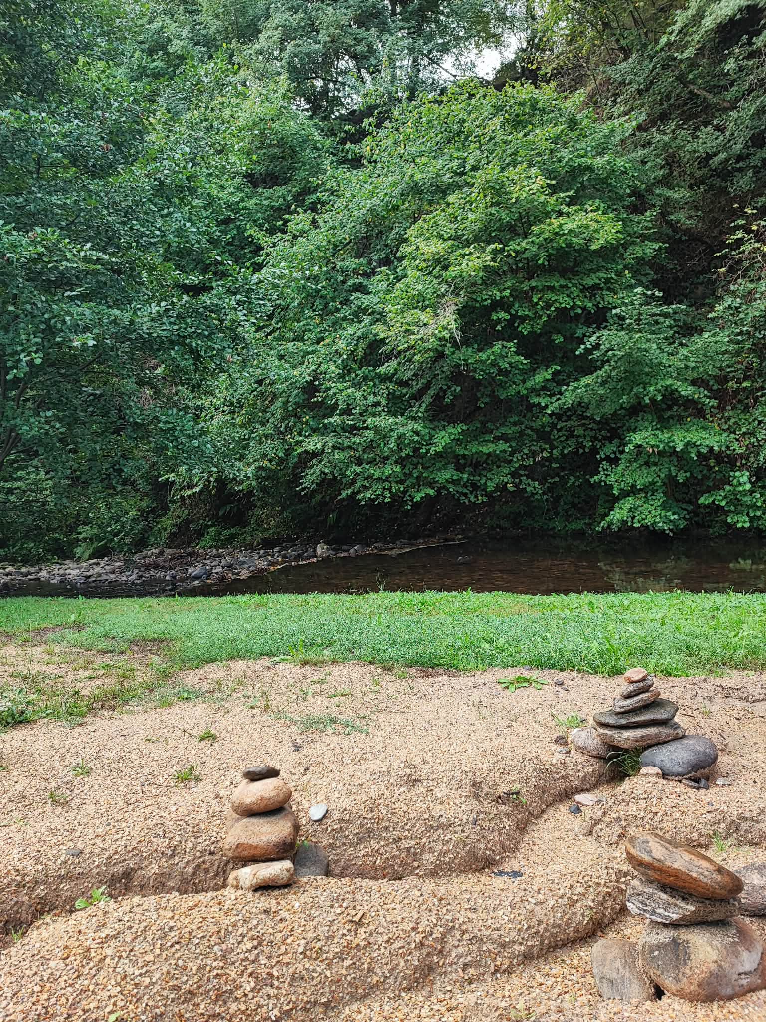Découvrez les chalets du Camping de la Sianne à Auriac-l'Église. Confort moderne, terrasse privée 12m² au bord de la rivière, animaux acceptés. Idéal randonnée, pêche et volcans d'Auvergne. Réservez votre escapade nature au Cantal !