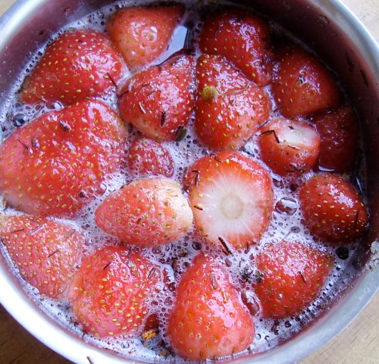 Fraises-au-sirop-aigre-doux