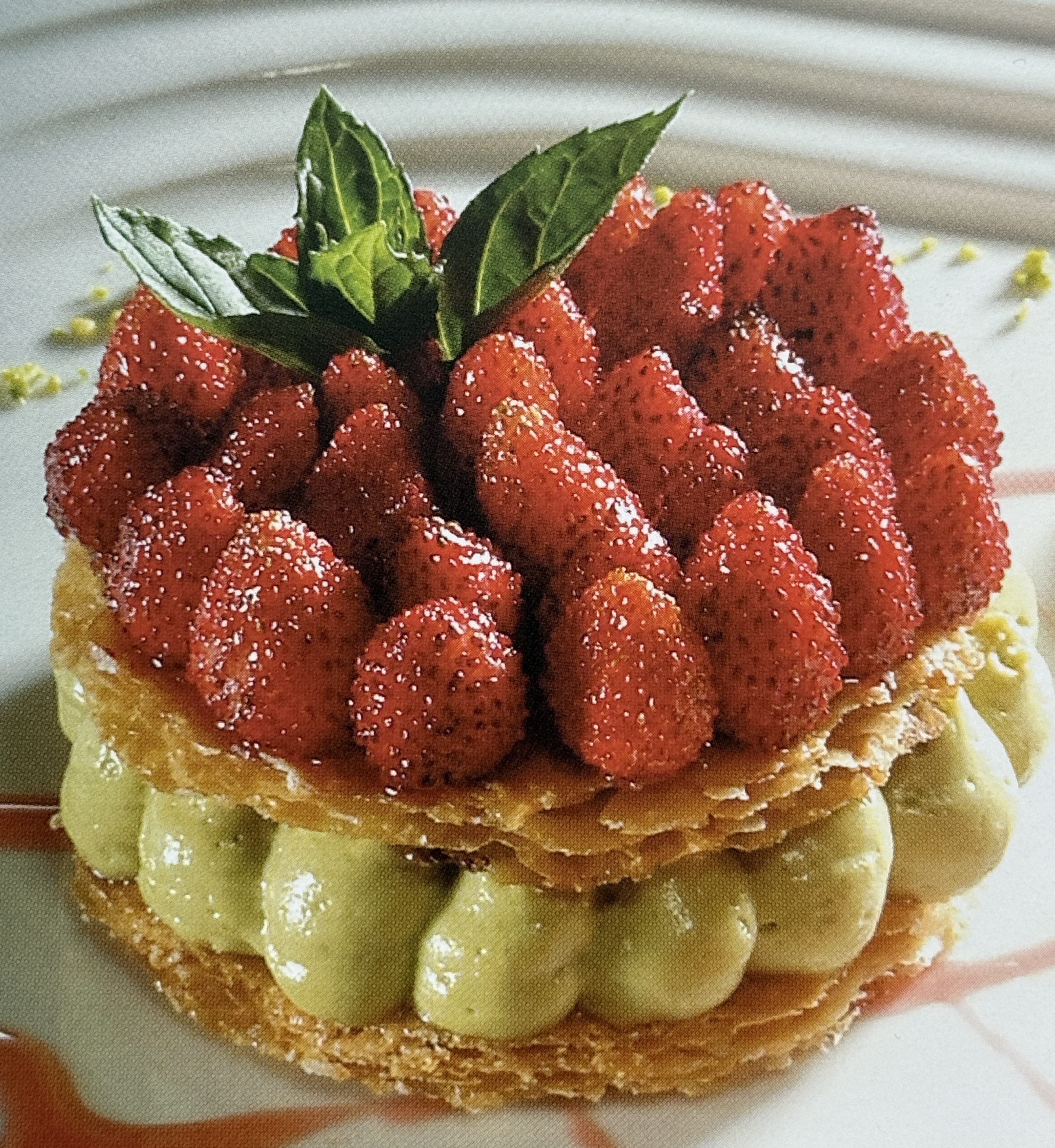 Feuillete-aux-fraises-et-mousseline-pistache