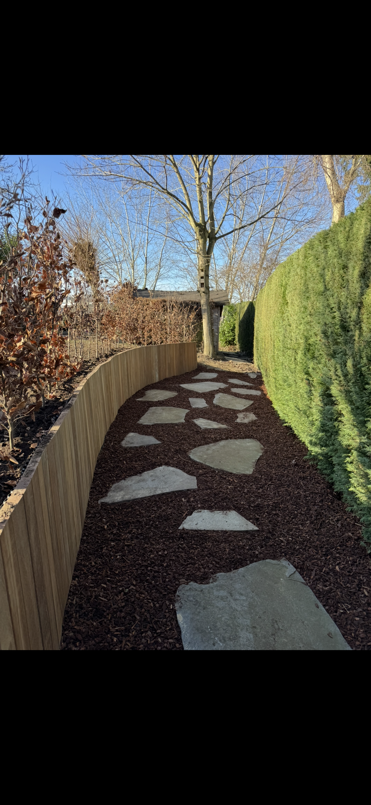 retenue de terre, bois exotique, copeaux, pierre, jardin 