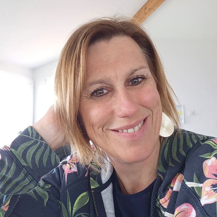 À l'ESPACE SANTÉ 3000 Biganos, Jany Bidart prend en charge votre bien-être physique et mental grâce à la sophrologie et aux massages.