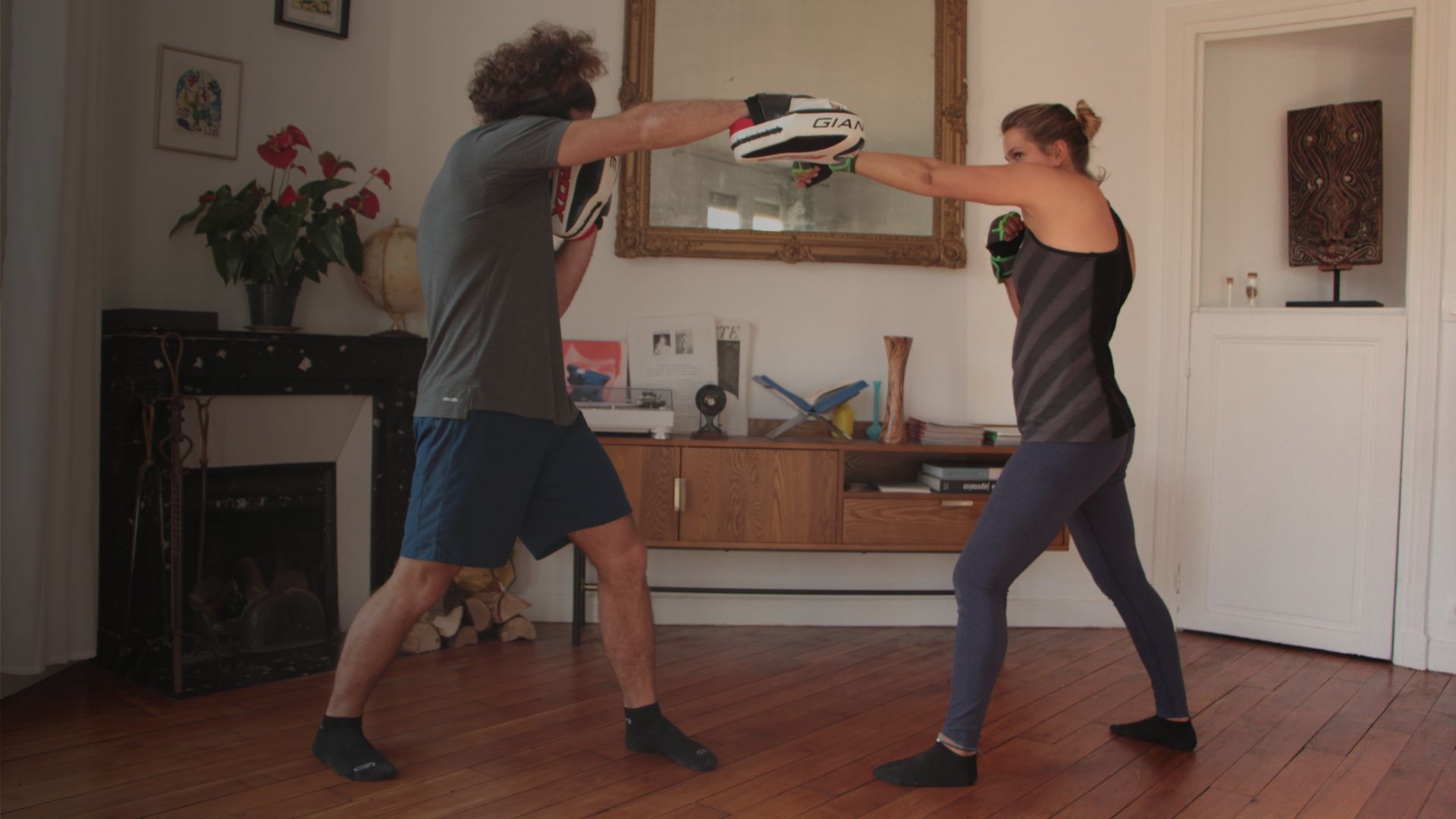 Vincent Olive, coach de boxe anglaise à domicile à Paris, en séance avec un client