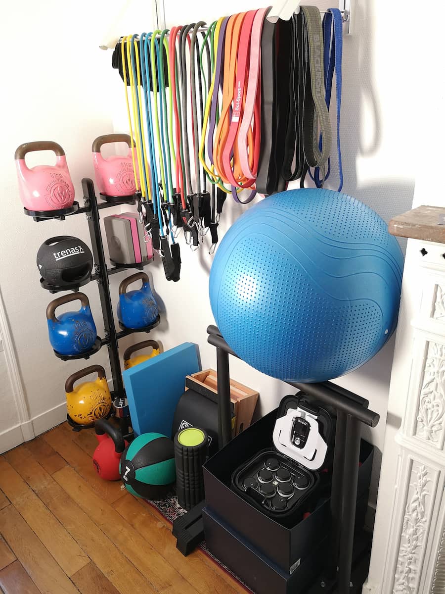 Matériel professionnel coaching sportif à domicile Paris 15 — kettlebells, élastiques, médecines-balls, fitball