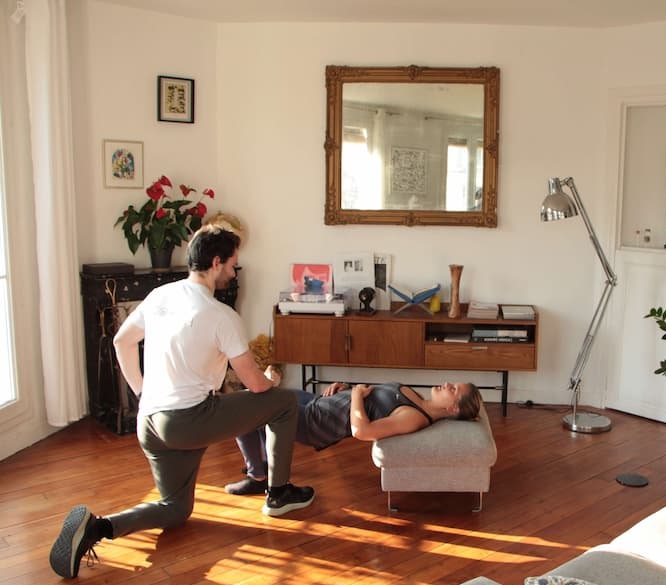 Personal training Paris 15 — séance de coaching sportif à domicile dans un appartement haussmannien