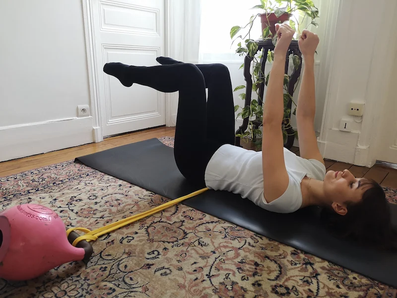 Séance de coaching sportif à domicile Paris 6e avec kettlebell et élastique de résistance, matériel professionnel apporté par le coach