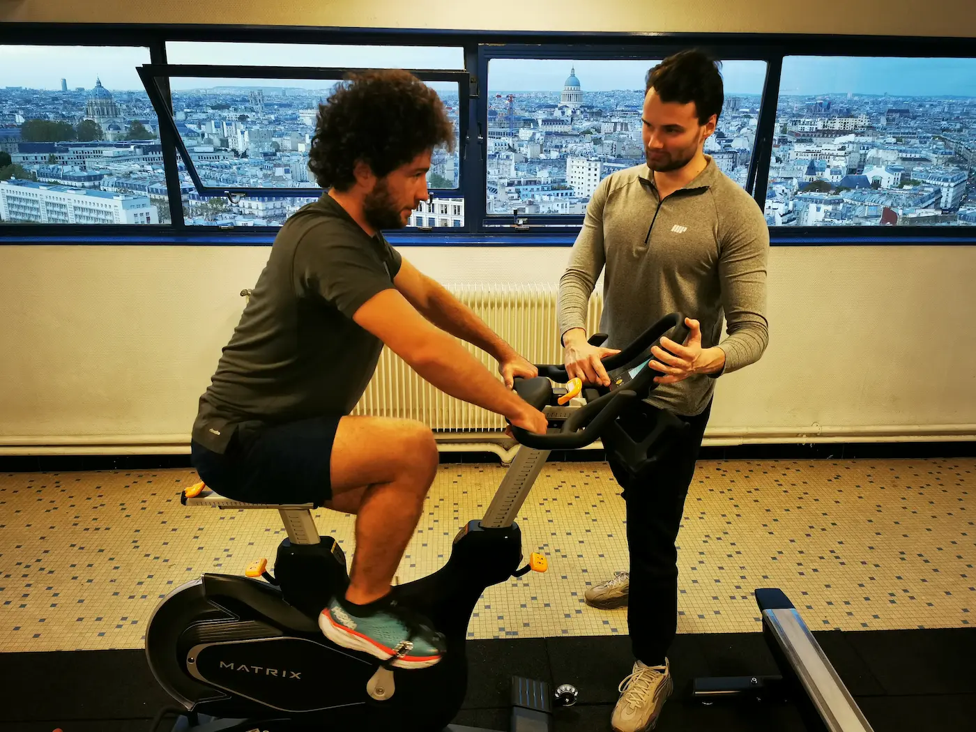 Alexis Glomeron, coach sportif à domicile Paris 7e, en séance avec un client dans un appartement du quartier Invalides