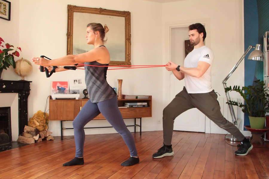 Alexis Glomeron, coach sportif à domicile Paris 14, séance de renforcement musculaire avec élastique dans un appartement parisien