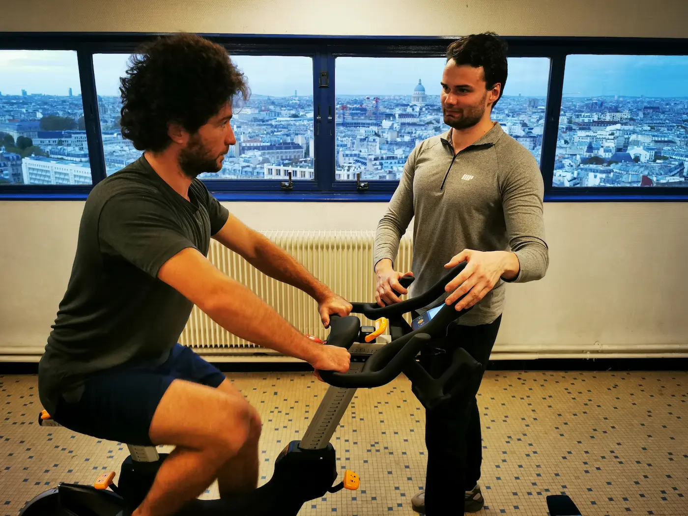 Alexis Glomeron, coach sportif à domicile Paris 14e, en séance de coaching personnalisé dans un appartement parisien