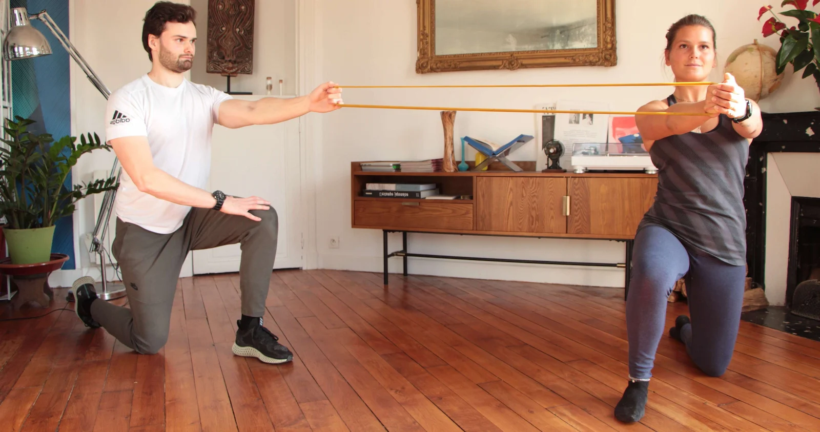 Alexis Glomeron, coach sportif à domicile Paris 16e, séance de renforcement musculaire avec élastique dans un appartement parisien