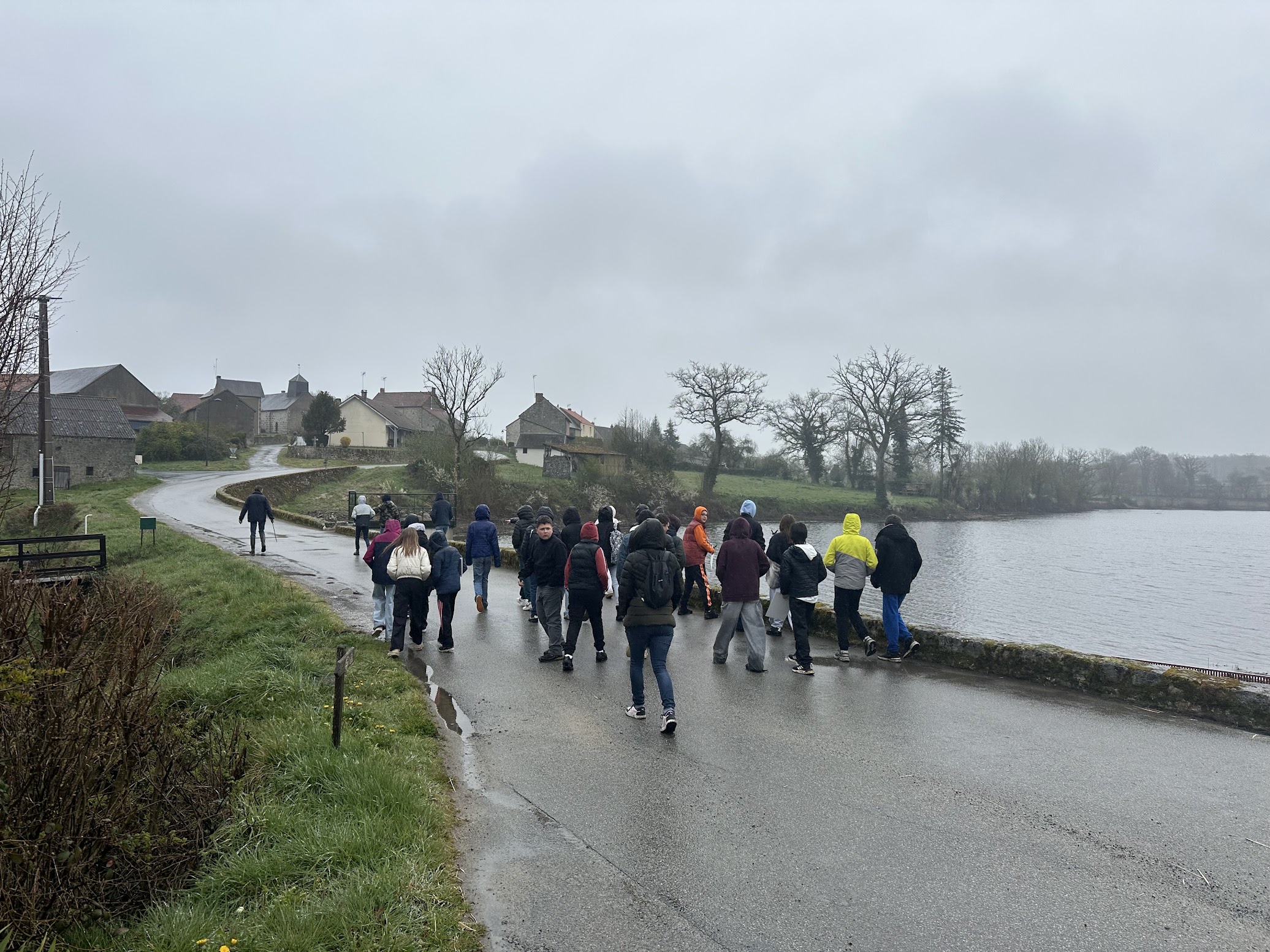 College sous-la pluie