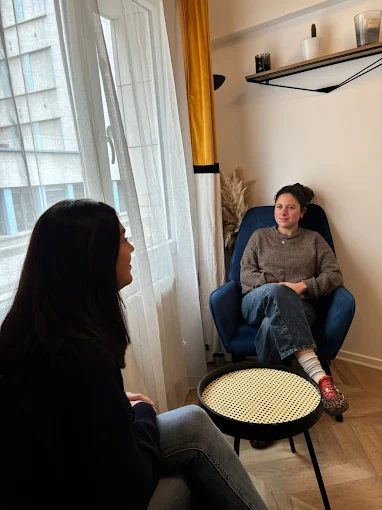 Mathilde Melahi en séance de sophrologie à Boulogne-Billancourt