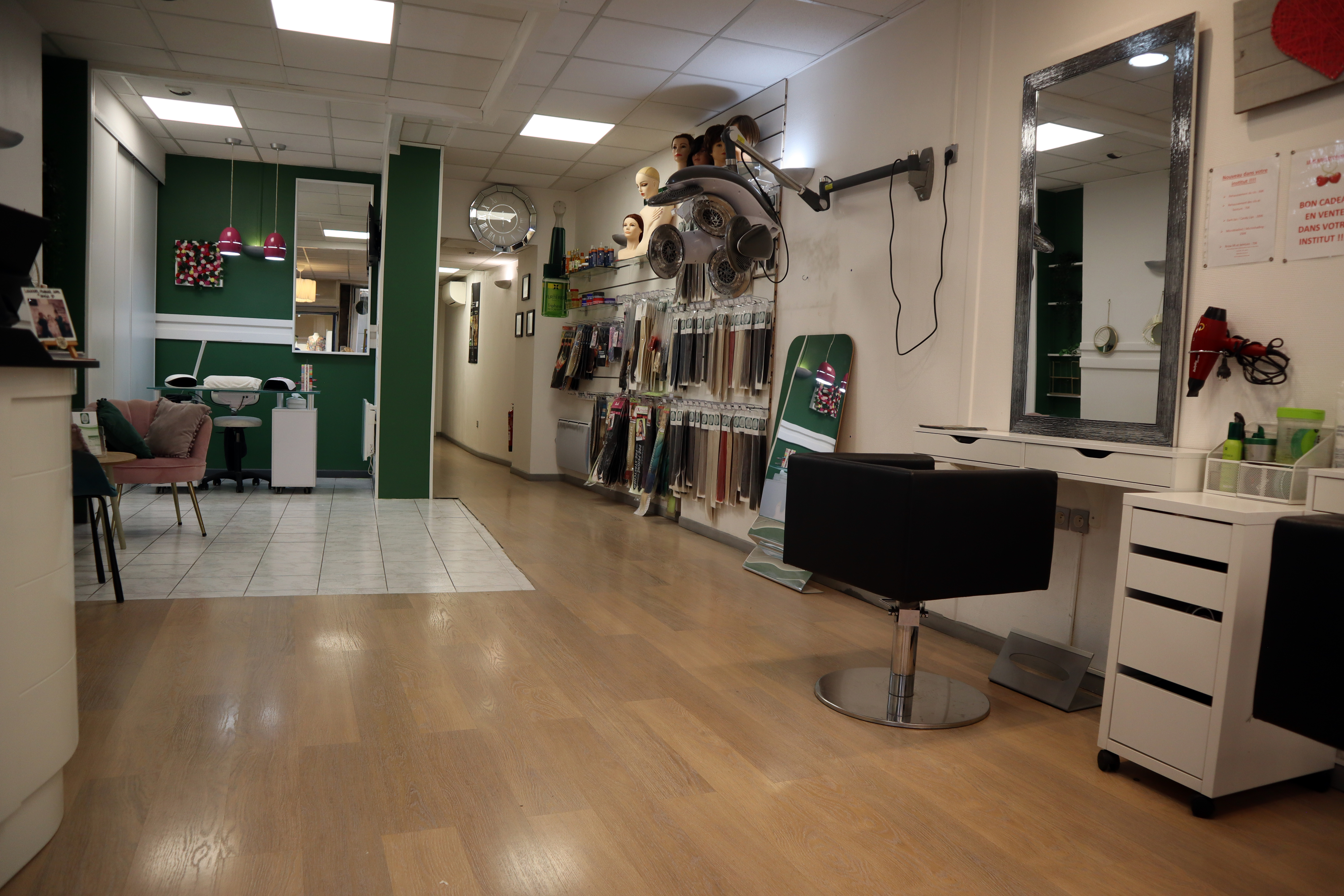 Découvrez notre salon de coiffure et institut de beauté à Vienne, spécialisé en coiffure africaine et européenne, onglerie, maquillage et mises en beauté événementielles. Notre équipe vous accueille dans un espace élégant et chaleureux pour des prestations professionnelles réalisées sur mesure : tresses, lissages, extensions, colorations, soins beauté et stylisme ongulaire. Profitez d’un accompagnement personnalisé et d’un savoir-faire expert pour sublimer votre beauté avec des prestations modernes, tendance et haut de gamme.