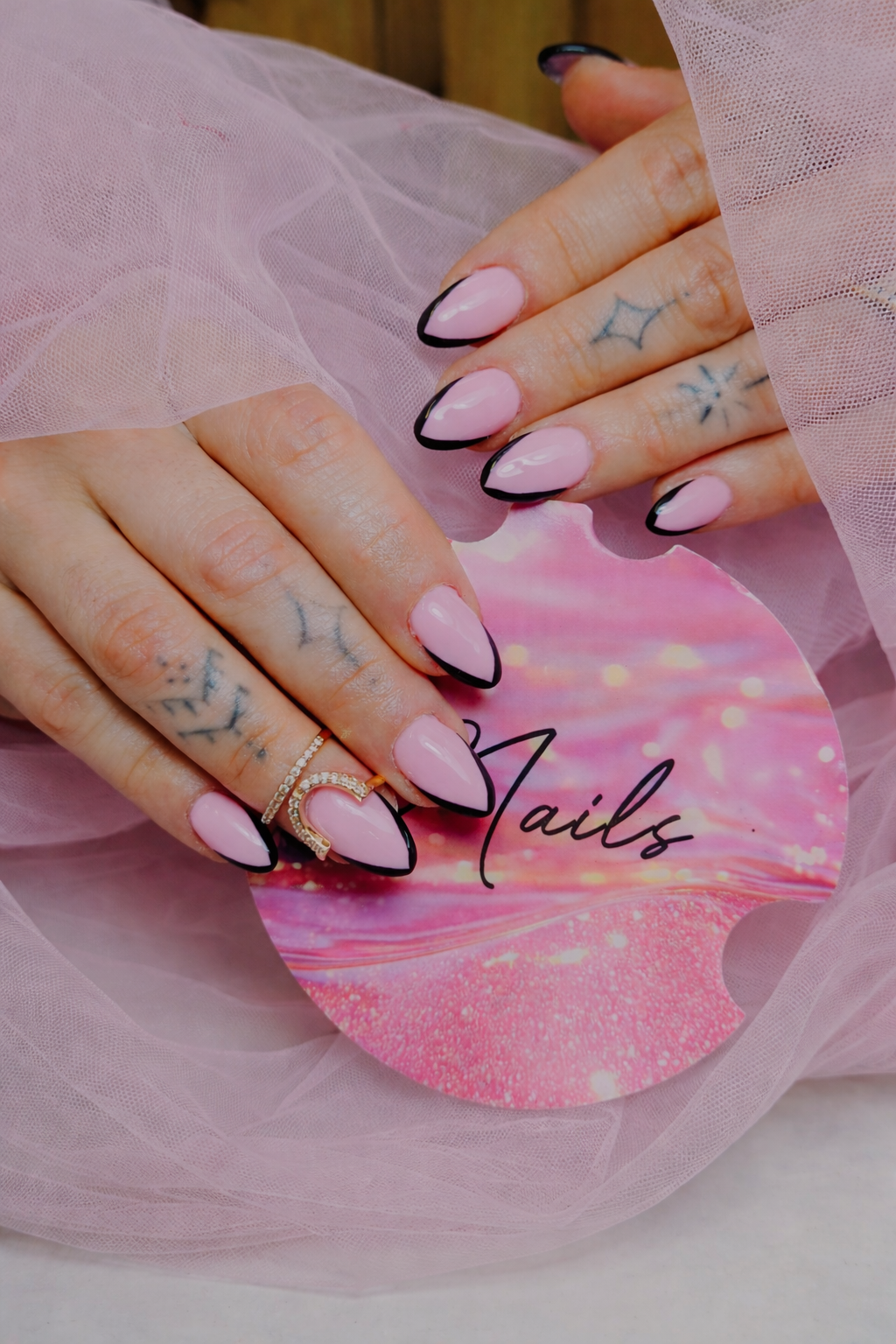 Optez pour une manucure French élégante et intemporelle réalisée avec soin dans notre institut à Vienne. Raffinée, chic et naturelle, la French met en valeur vos ongles avec une finition propre et sophistiquée adaptée à toutes les occasions. Notre salon vous propose des prestations professionnelles pour des ongles soignés, résistants et parfaitement travaillés.
