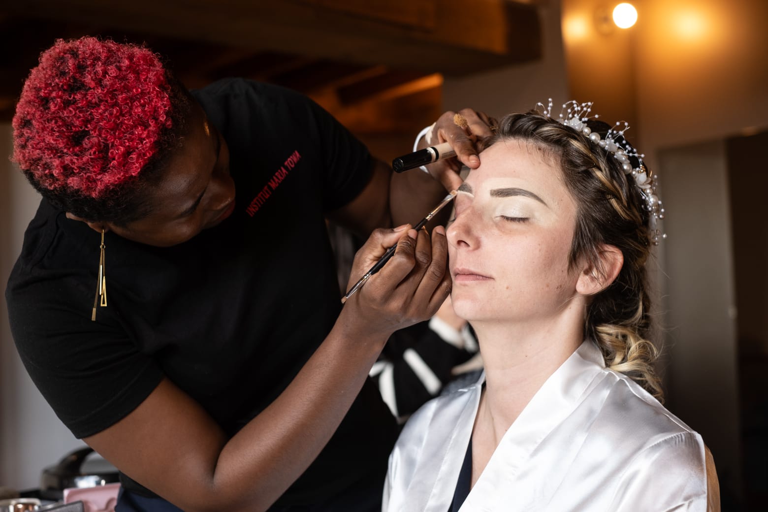 Profitez de notre prestation chignon et maquillage mariée à domicile à Vienne pour une mise en beauté élégante, raffinée et sans stress le jour de votre mariage. Notre équipe se déplace pour réaliser un chignon de mariée sur mesure et un maquillage professionnel longue tenue adaptés à votre style, votre robe et votre événement. Offrez-vous une préparation confortable et un résultat glamour, naturel et inoubliable pour le plus beau jour de votre vie.