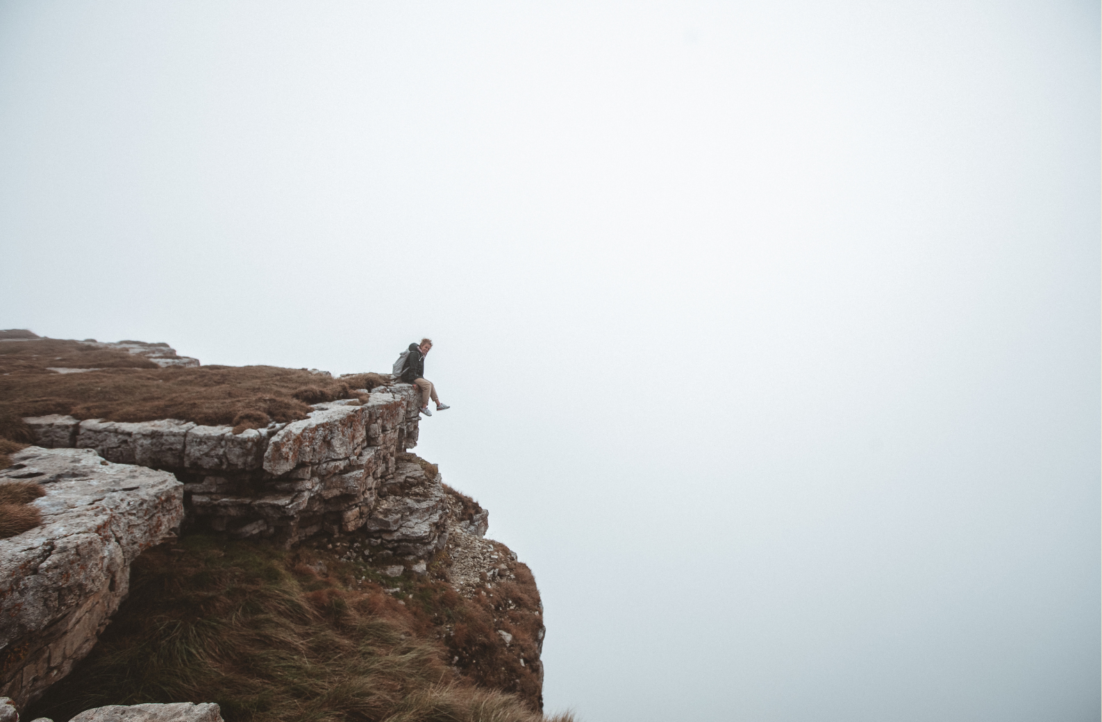 Le corps signale un passage de vie par sommeil agité, tension, fatigue inhabituelle. Guide pour reconnaître ces indices et traverser sereinement. Découvrez et agissez !