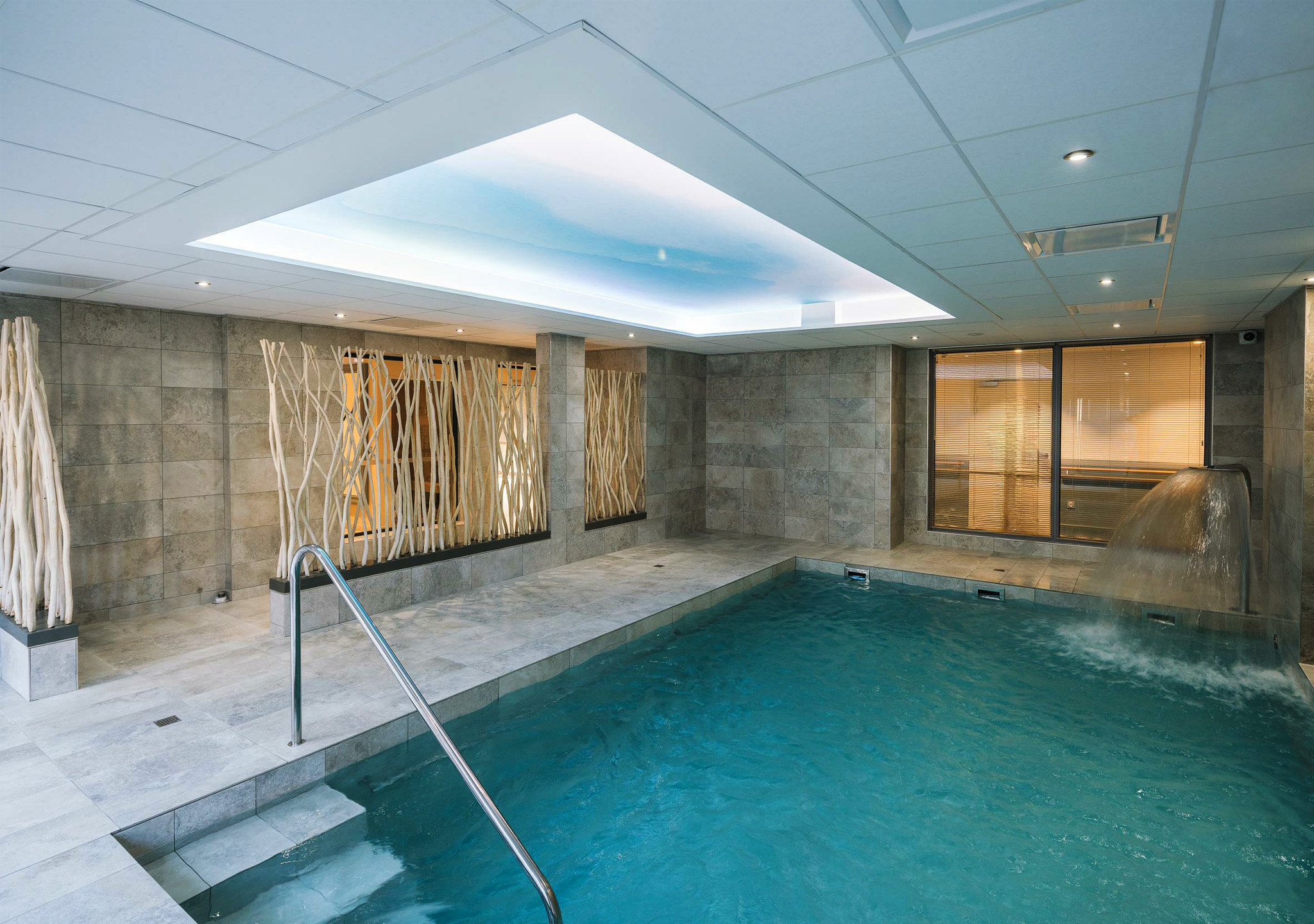 Residence-seniors-aurillac-8-piscine-2048x1440