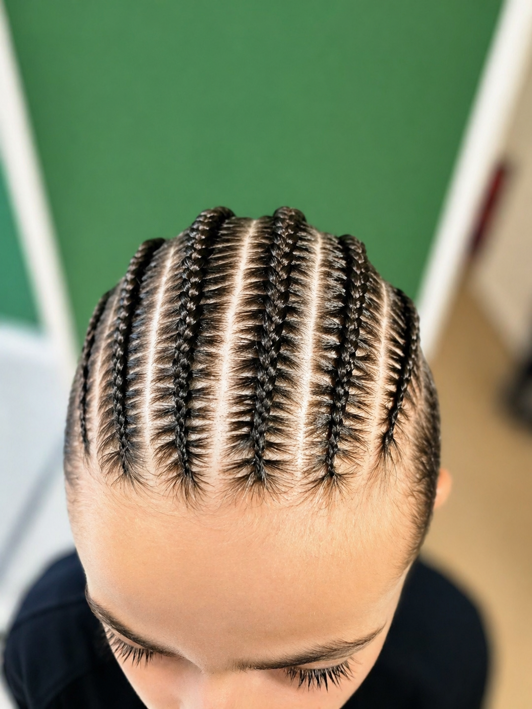 Sublimez votre style avec nos nattes plaquées réalisées avec précision dans notre salon à Vienne. Élégantes, modernes et protectrices, nos coiffures s’adaptent à tous types de cheveux et conviennent aussi bien au quotidien qu’aux événements. Spécialistes de la coiffure africaine, nous créons des nattes plaquées tendance, durables et confortables pour mettre en valeur votre beauté naturelle.