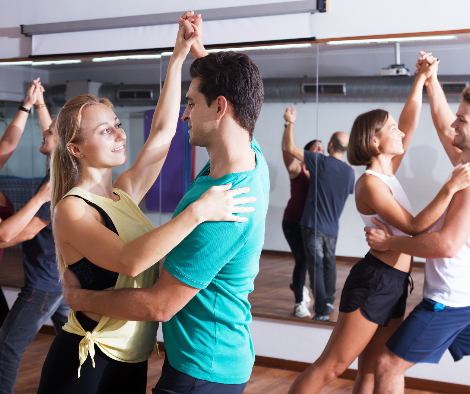 Atelier danse de couple adultes à Villegouge, salsa et bachata, apprentissage des pas en duo, ambiance conviviale Lalande et Galgon