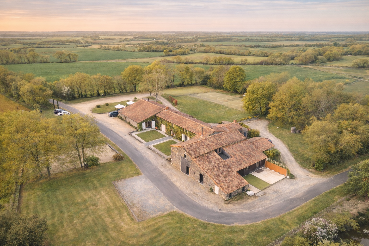 Vue aérienne du domaine entouré de nature et de champs