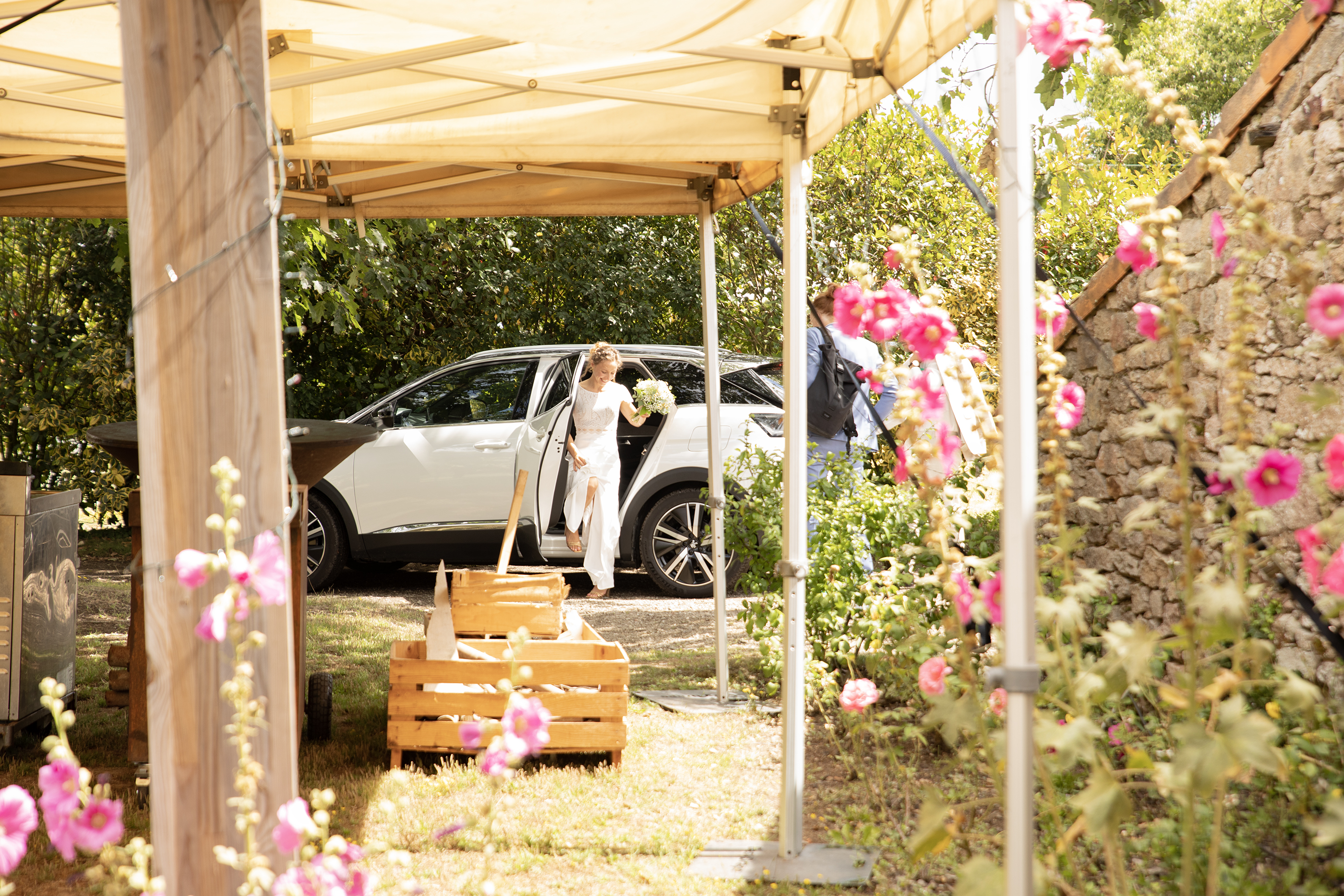 Arrivée de la mariée dans le jardin du domaine