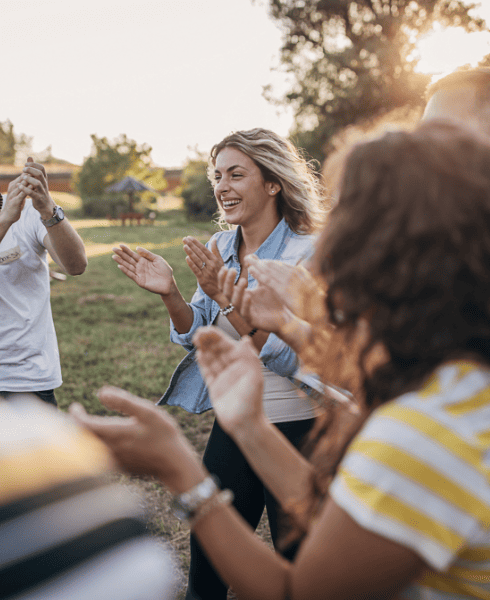 Groupe réuni en extérieur dans le cadre naturel du domaine