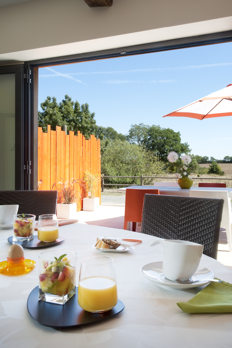 Petit-déjeuner servi en extérieur dans le cadre naturel du domaine