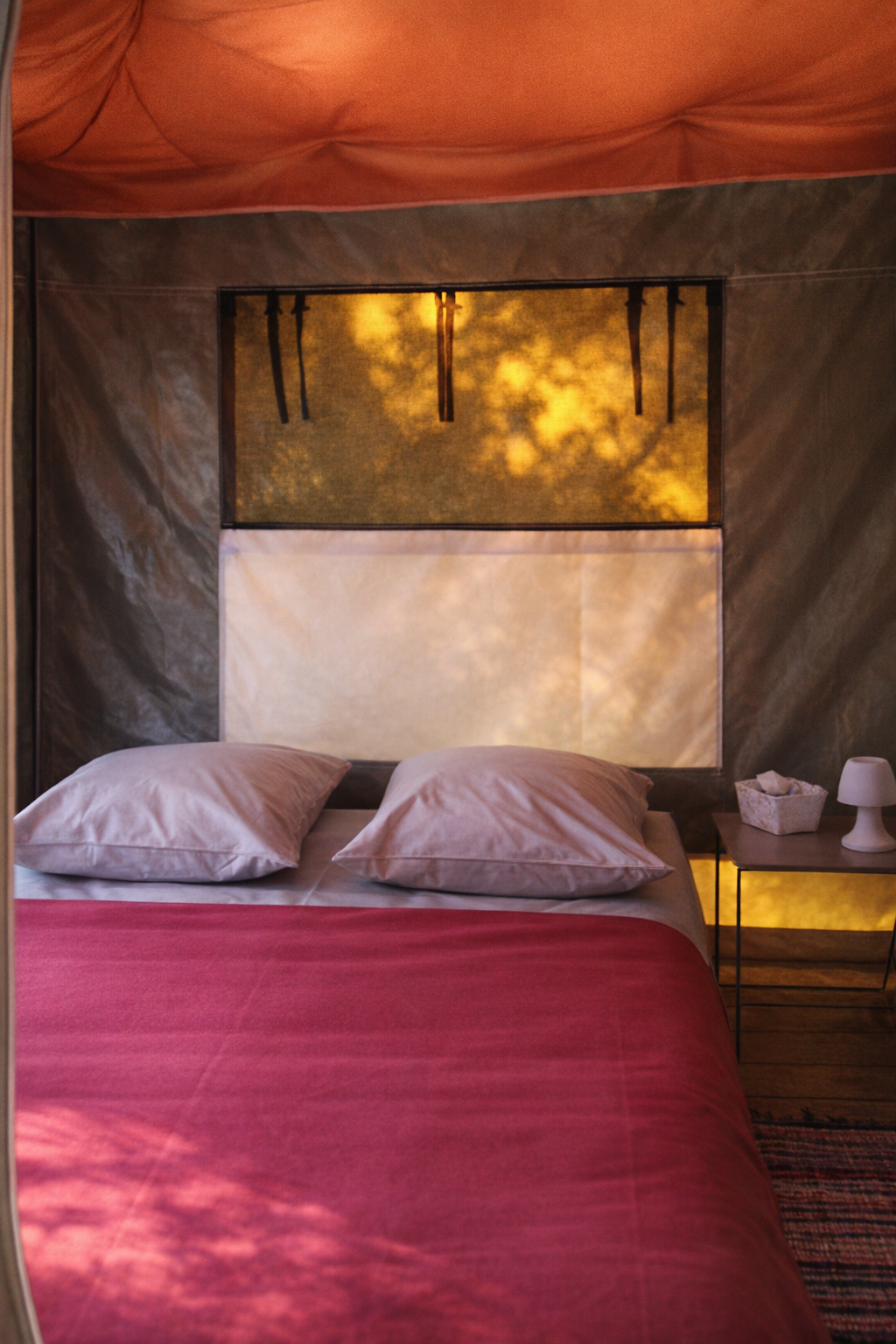 Intérieur de lodge avec lit cosy dans le cadre naturel du domaine