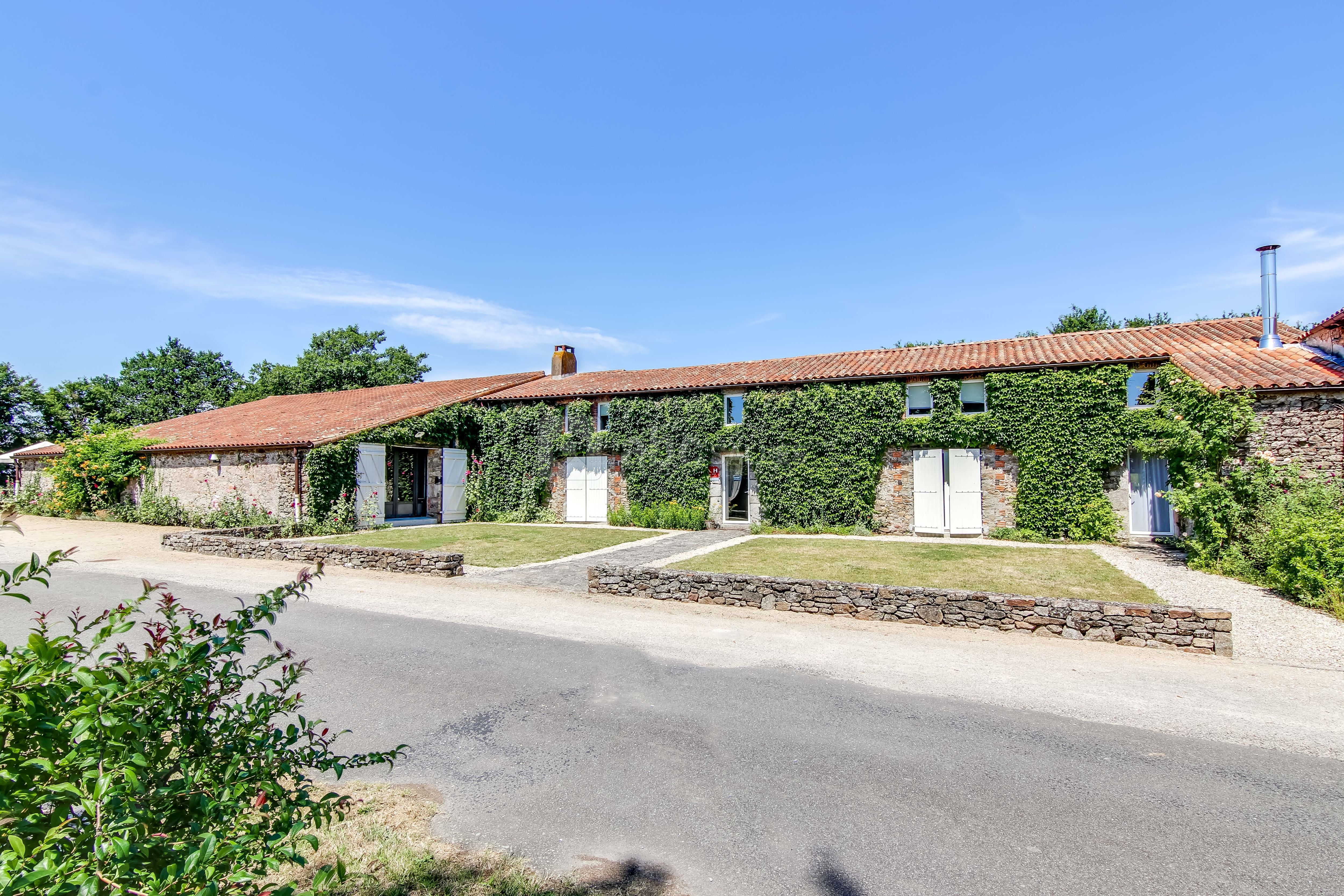 Façade en pierre couverte de lierre dans le cadre du domaine