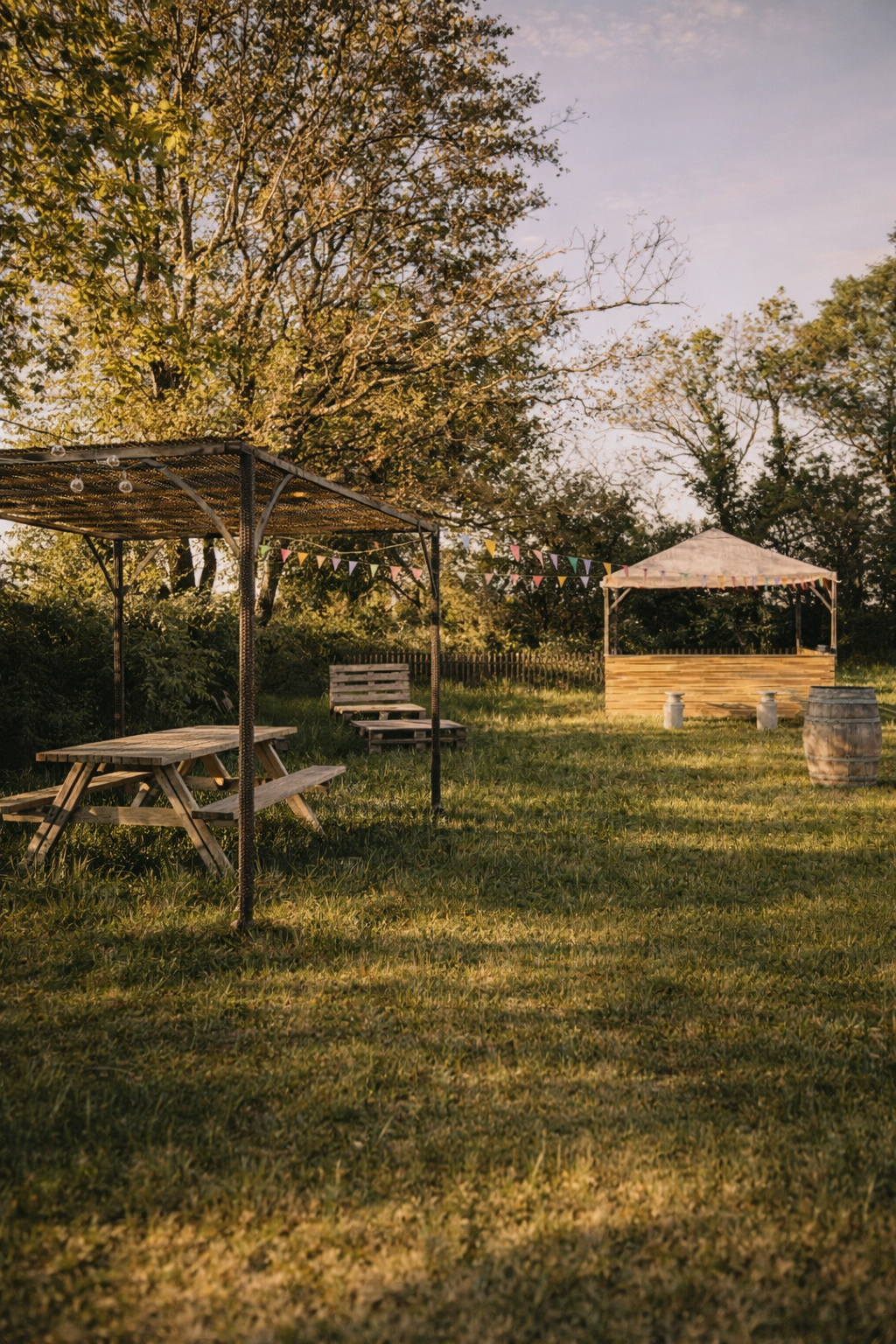 Espace extérieur rustique aménagé pour un moment convivial au domaine