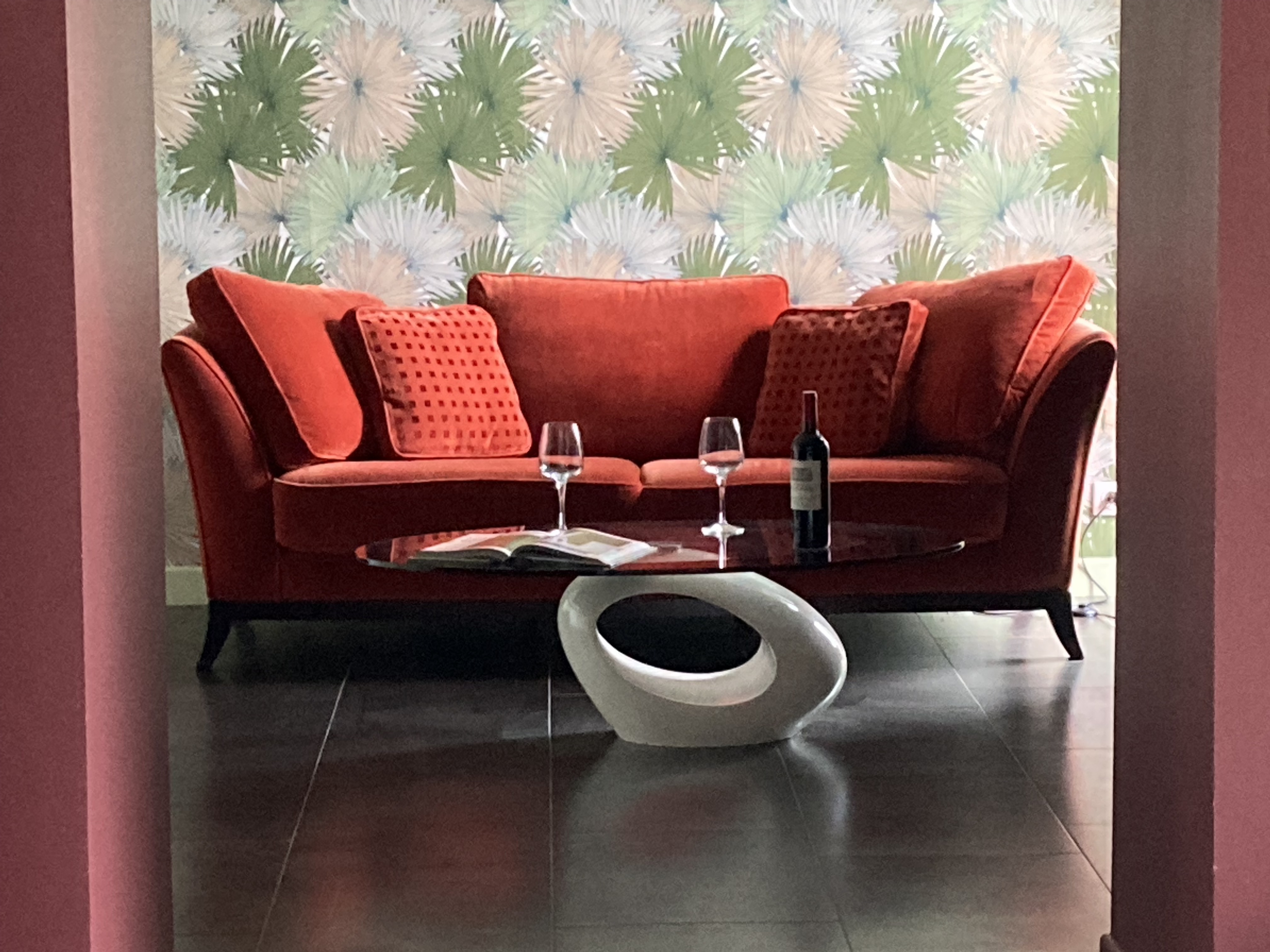 Salon insolite aux couleurs chaleureuses dans le cadre du domaine