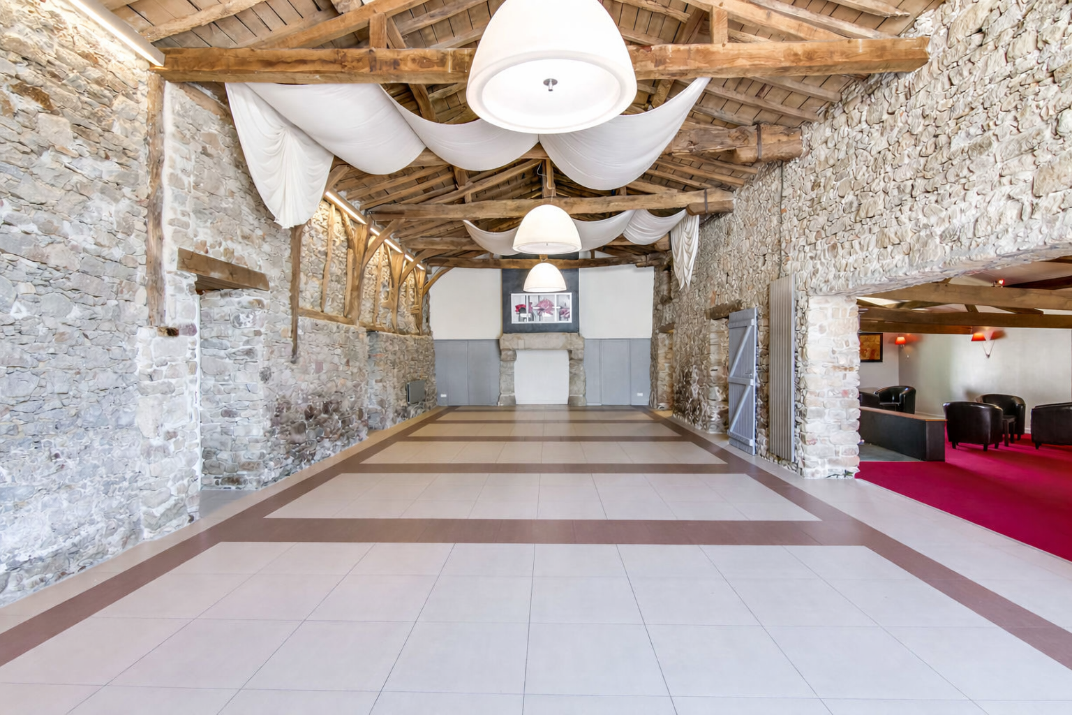 Villa des forges salle poutres cheminee