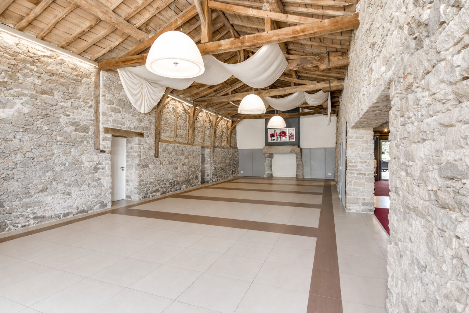 Villa des forges salle pierre cheminee