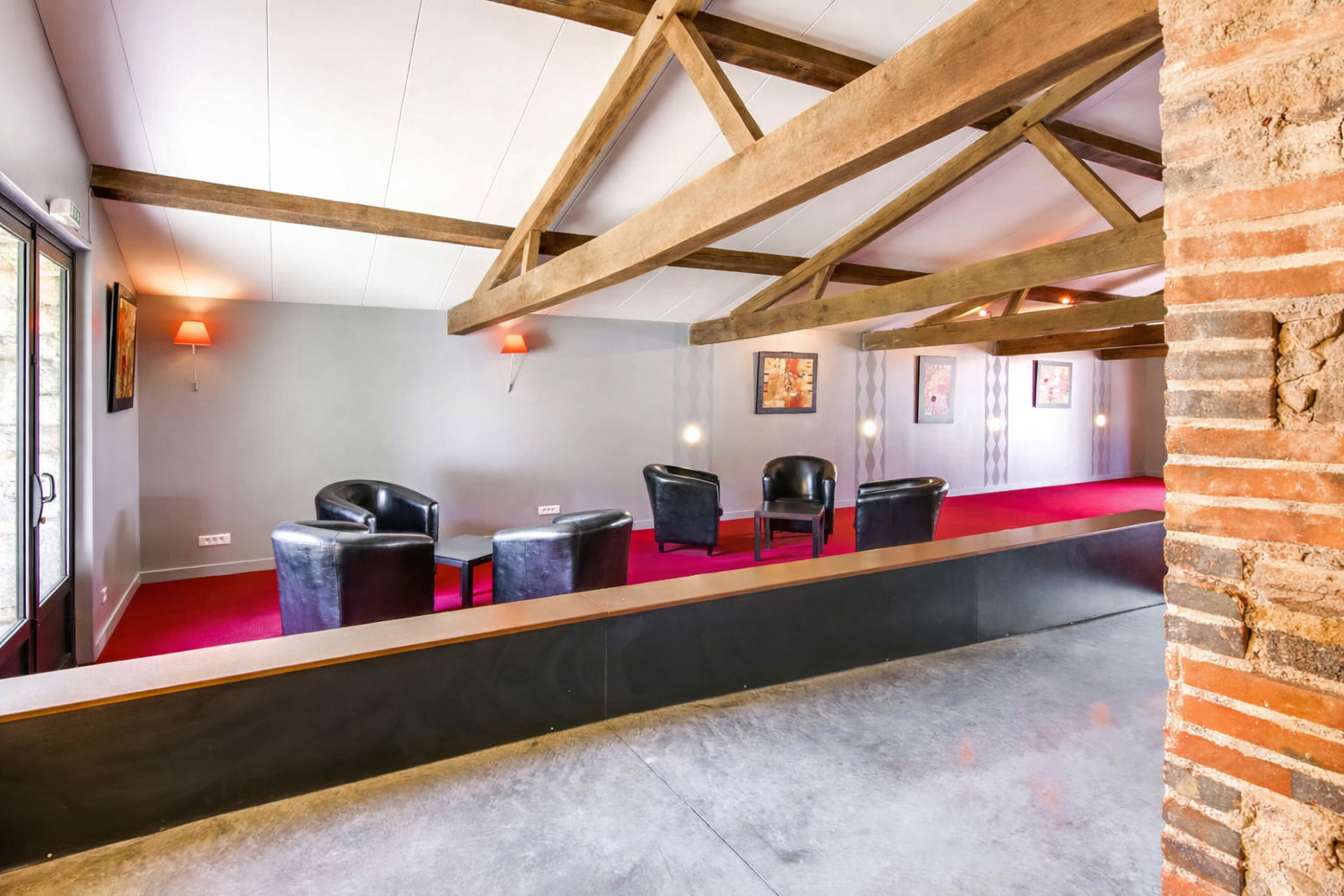 Villa des forges salon moderne poutres