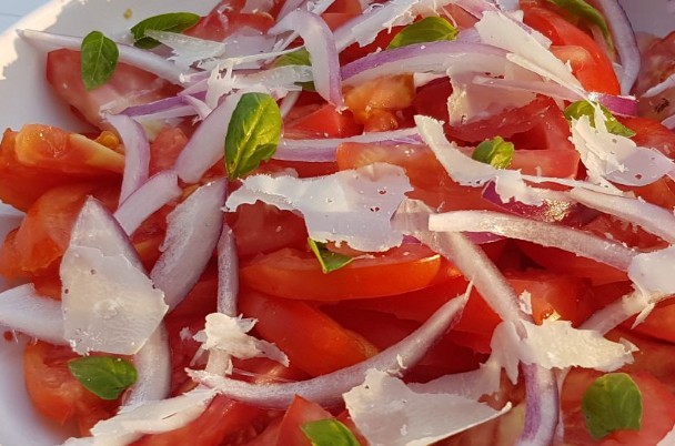 Salade-de-tomates-aux-copeaux-de-parmesan