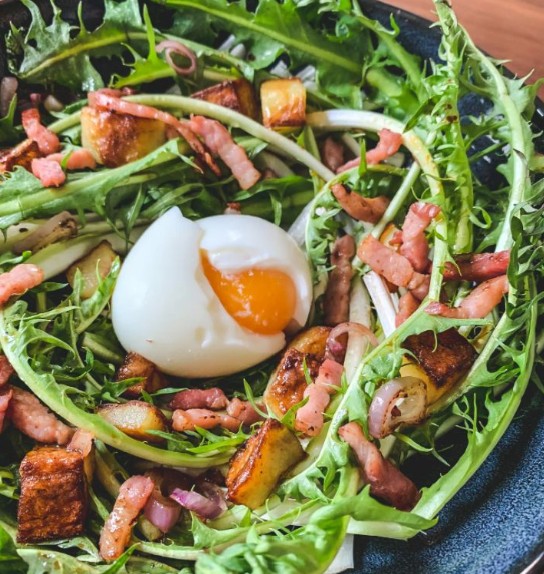 Salade-de-pissenlits-crouton-lardons-oeufs-de-caille