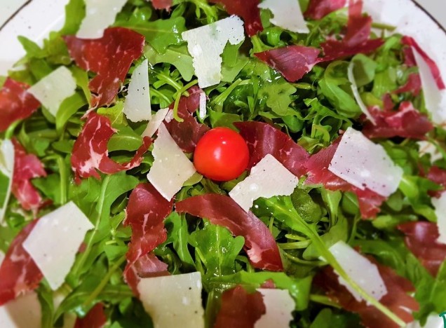 Salade-de-frisee-roquette-et-bresaola