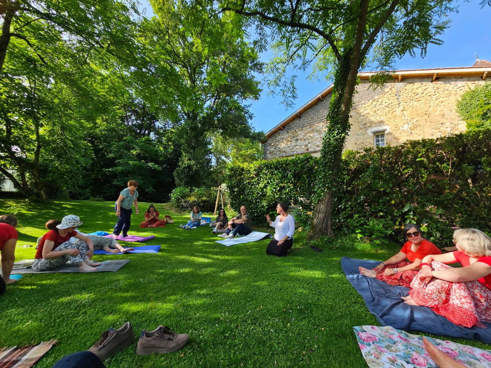 seance de relaxation de groupe au chateau saint Martin de Pouillon ( 40 )anomé par Mona 