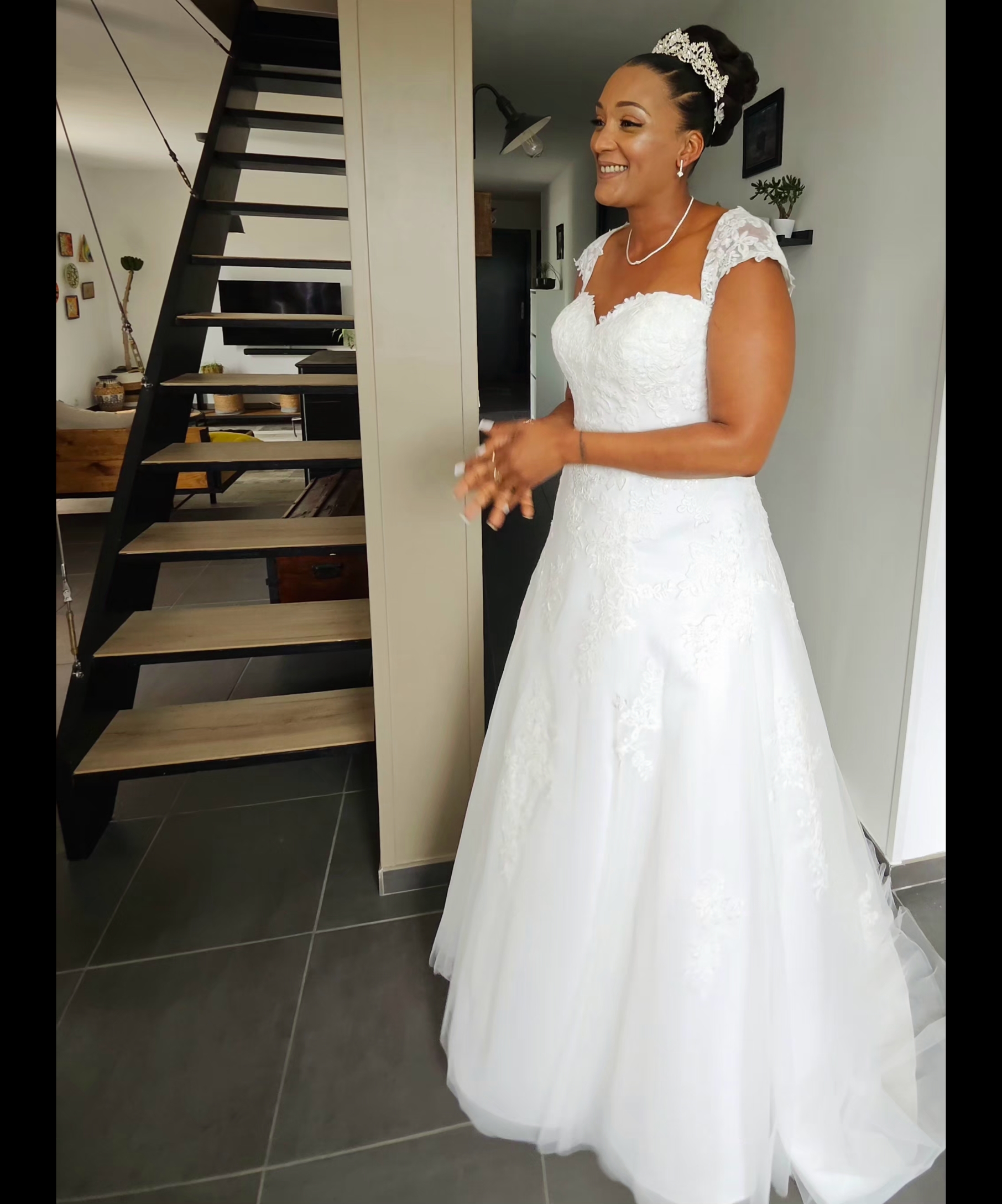 Découvrez notre prestation mariée glamour à Vienne avec coiffure et maquillage professionnels réalisés sur mesure pour sublimer votre beauté le jour de votre mariage. Notre salon crée des mises en beauté élégantes, raffinées et longue tenue adaptées à votre style, votre robe et votre événement. Profitez d’un rendu glamour, chic et sophistiqué pour être resplendissante lors du plus beau jour de votre vie.