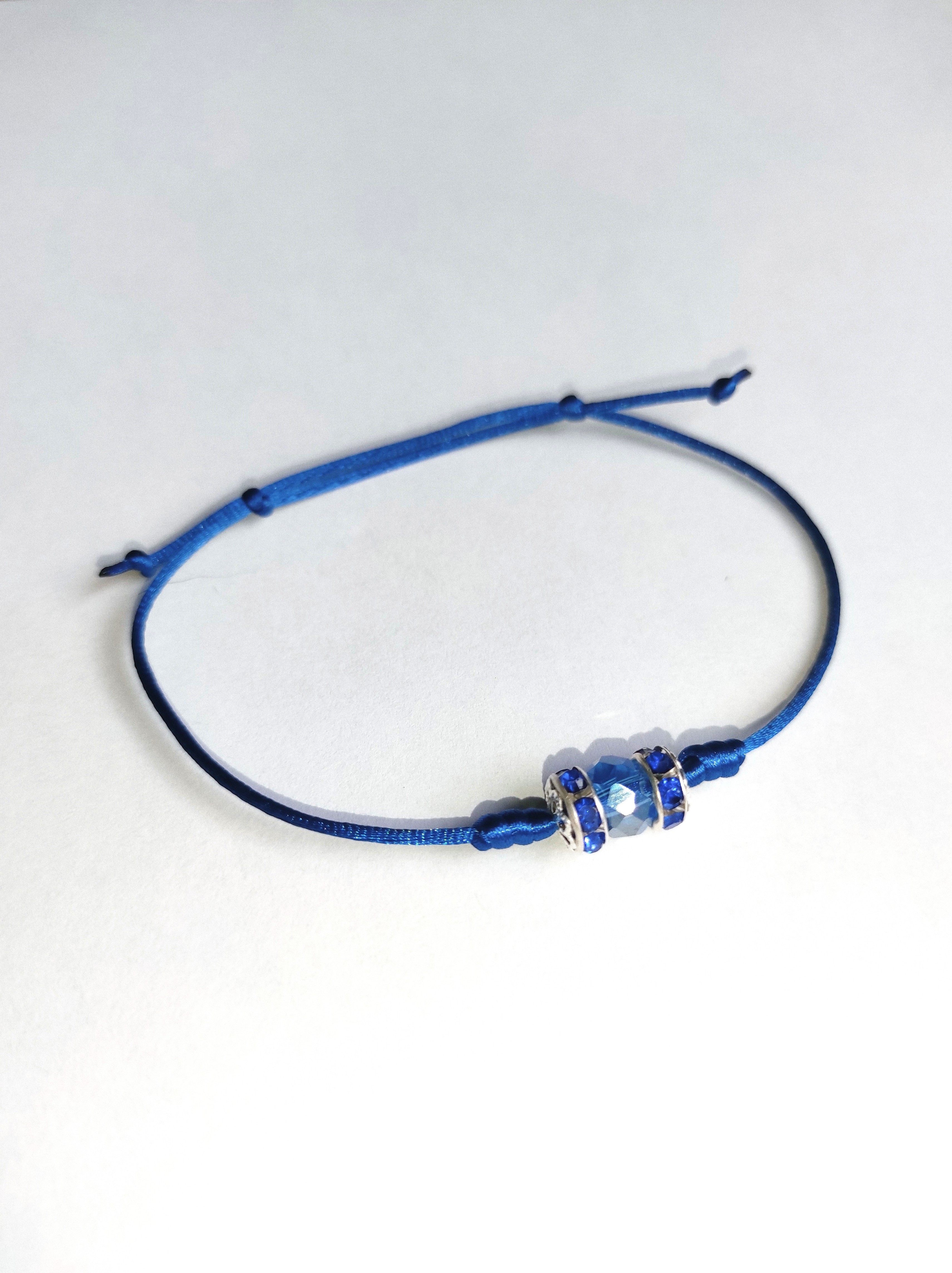 Pin's de sensibilisation en métal couleur argent et émail bleu représentant un ruban bleu, symbole de la fibromyalgie.