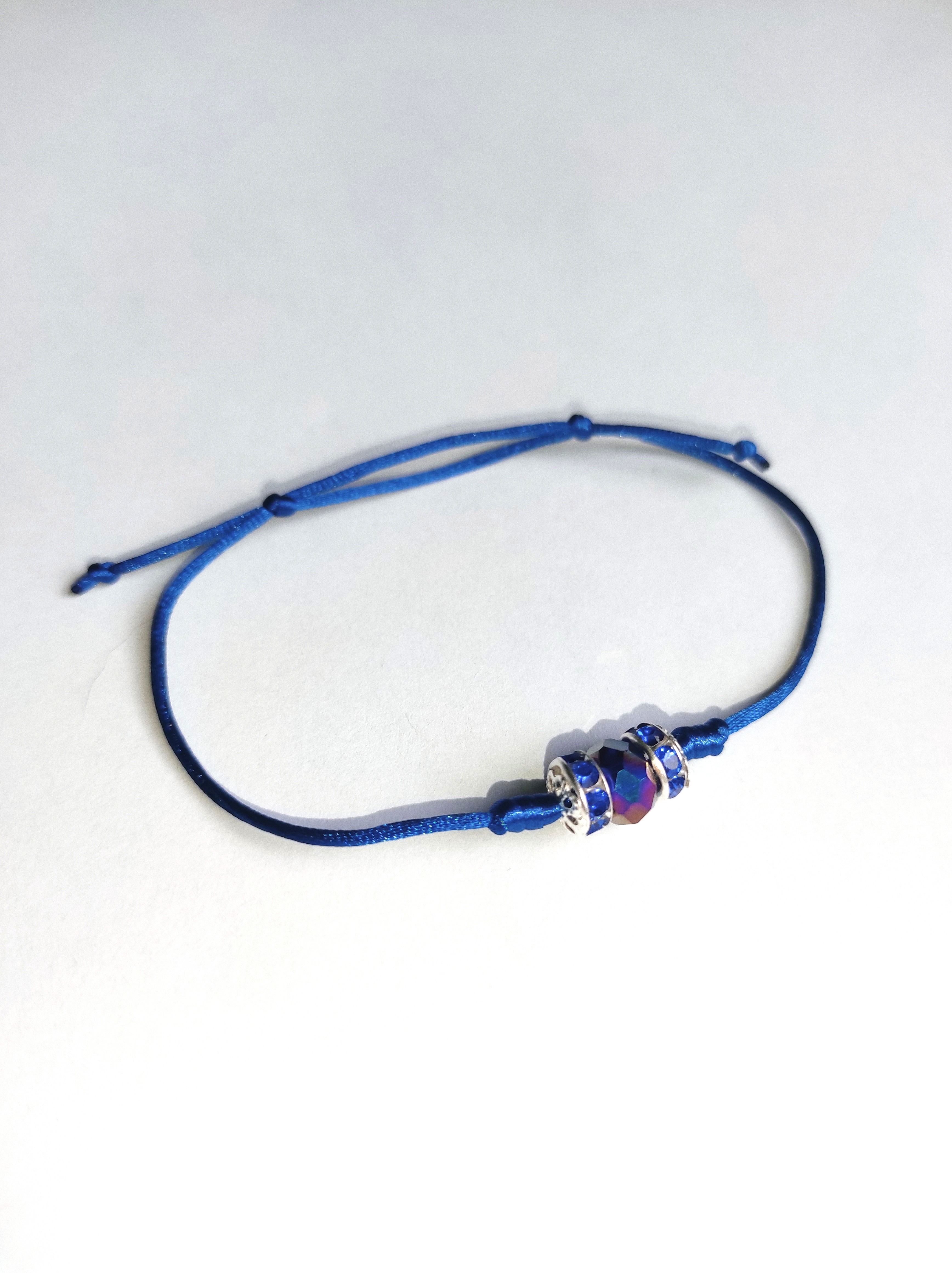 Pin's de sensibilisation en métal couleur argent et émail bleu représentant un ruban bleu, symbole de la fibromyalgie.