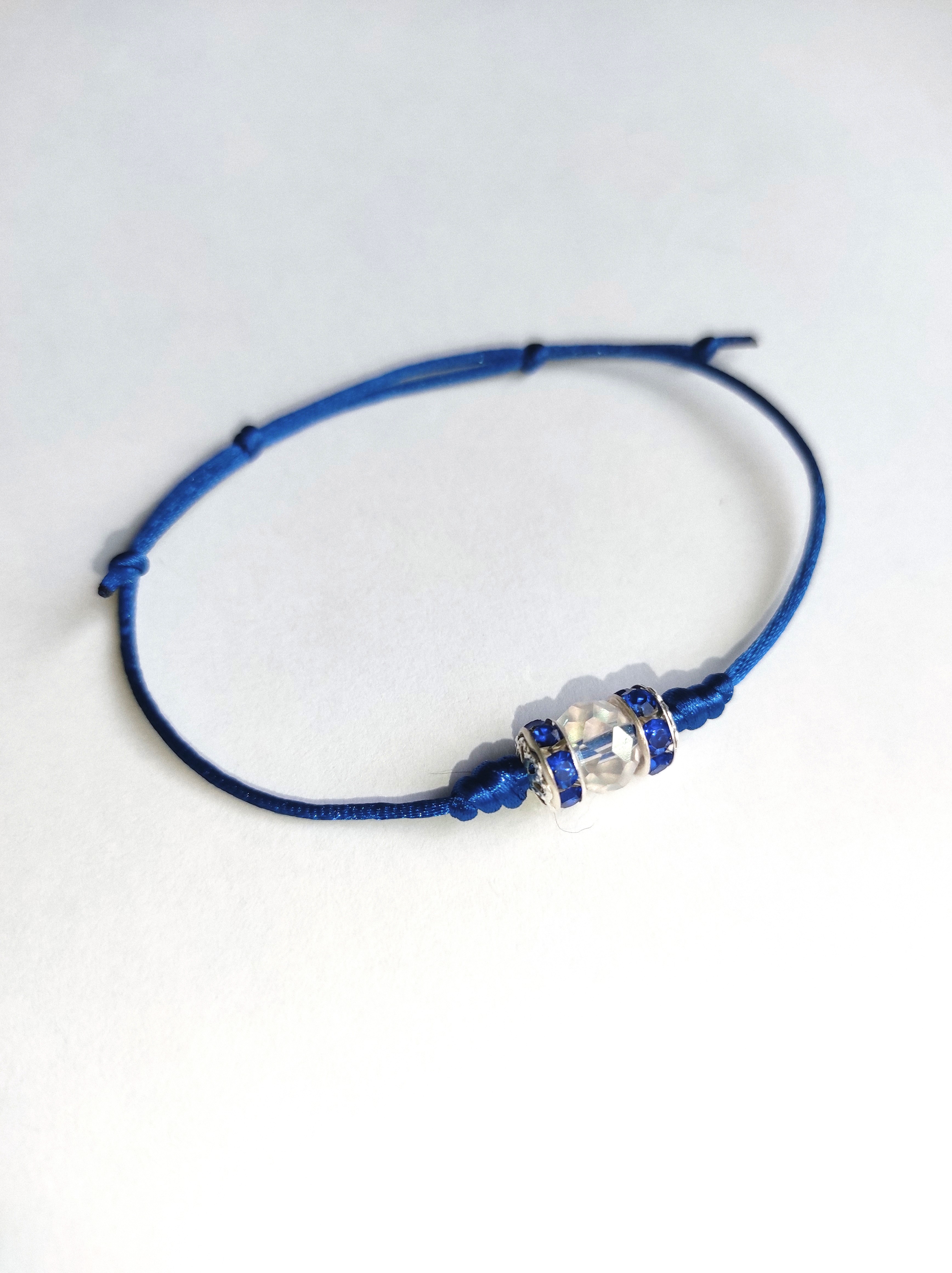 Pin's de sensibilisation en métal couleur argent et émail bleu représentant un ruban bleu, symbole de la fibromyalgie.