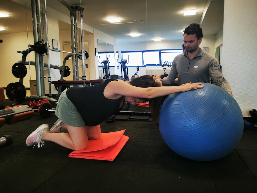 Bilan complet de coaching maternité à Paris, étirement de mobilité dorsale et travail respiratoire guidé sur Swiss ball par Alexis Glomeron