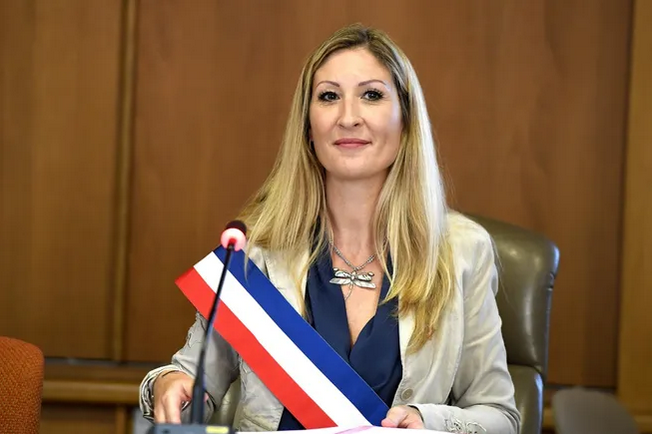 Echarpe de maire et casquette de mère