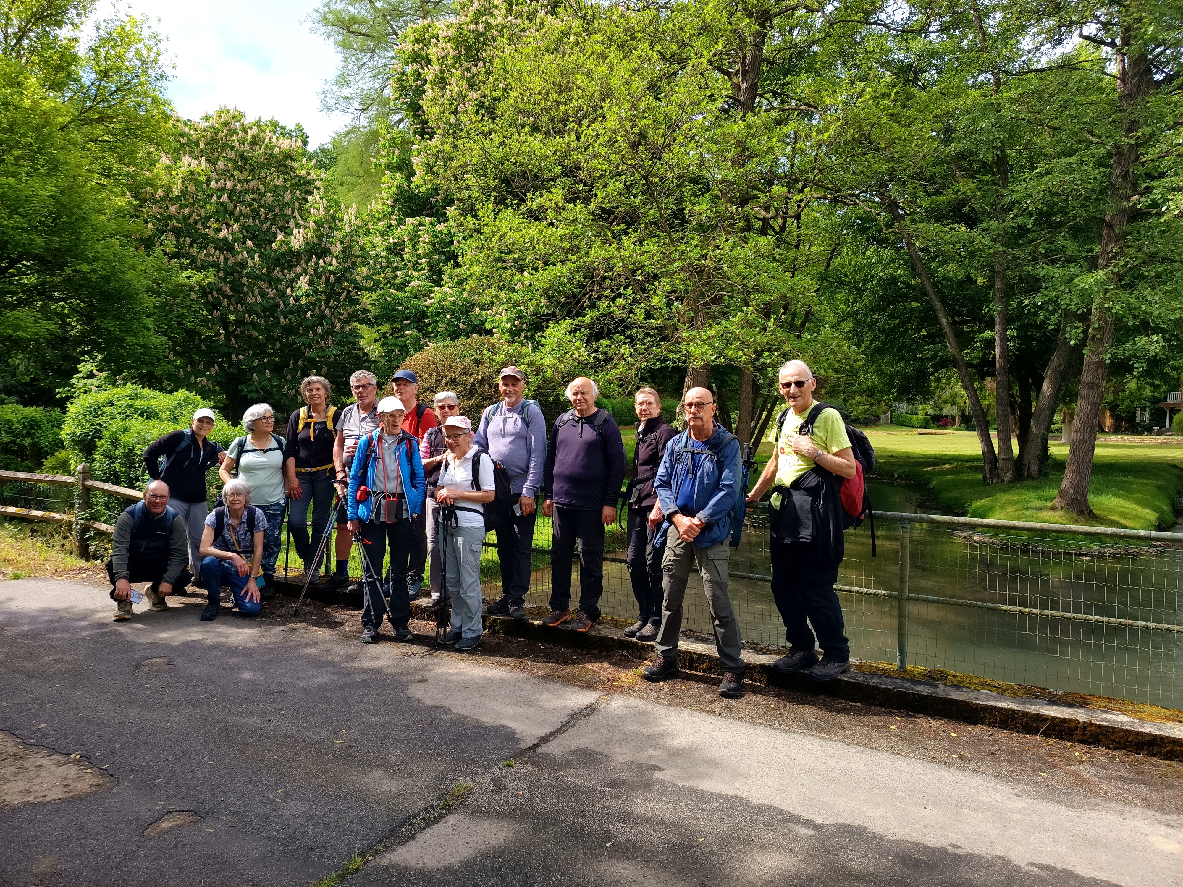2026 05 04 equipe devant moulin